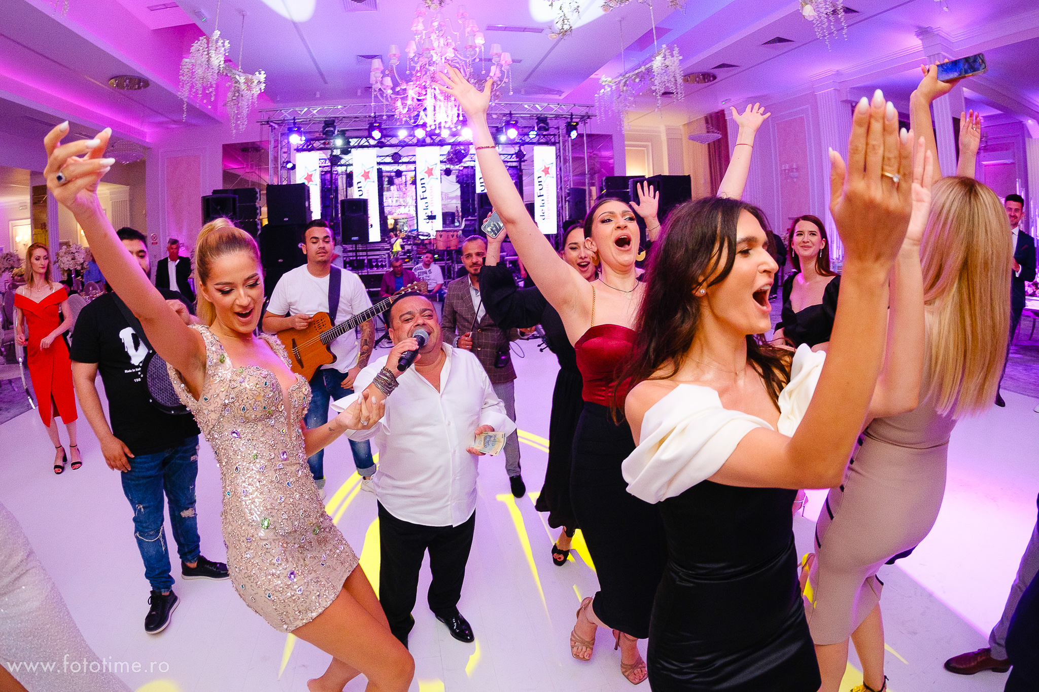 Adrian Minune face show la Nunta Anului la Chateau Blanc Slatina - FotoTime