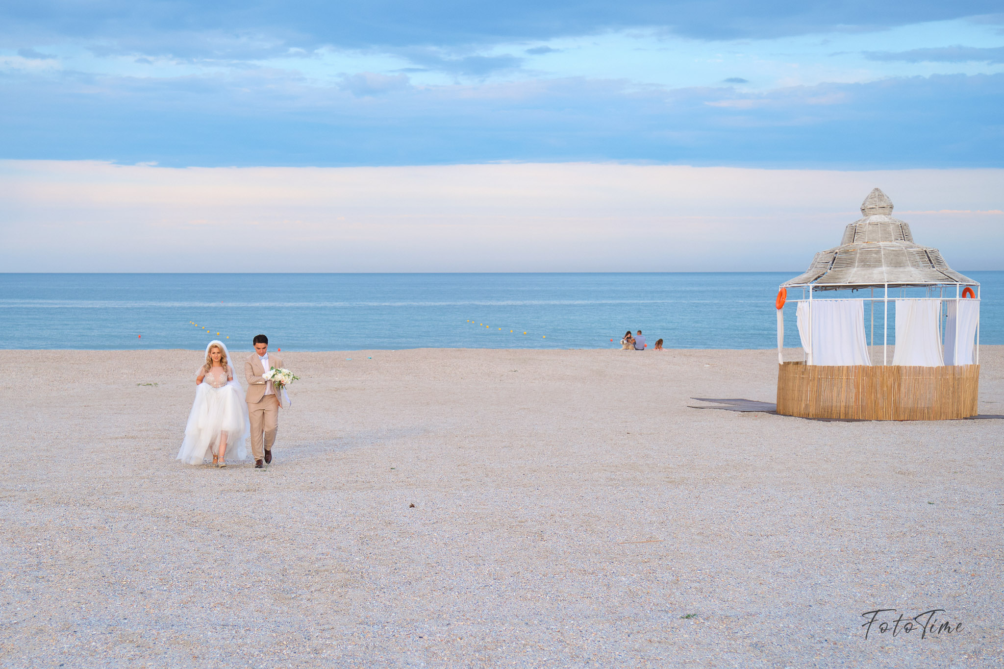 Sedinta foto in ziua nuntii pe plaja EGO Mamaia - FotoTime