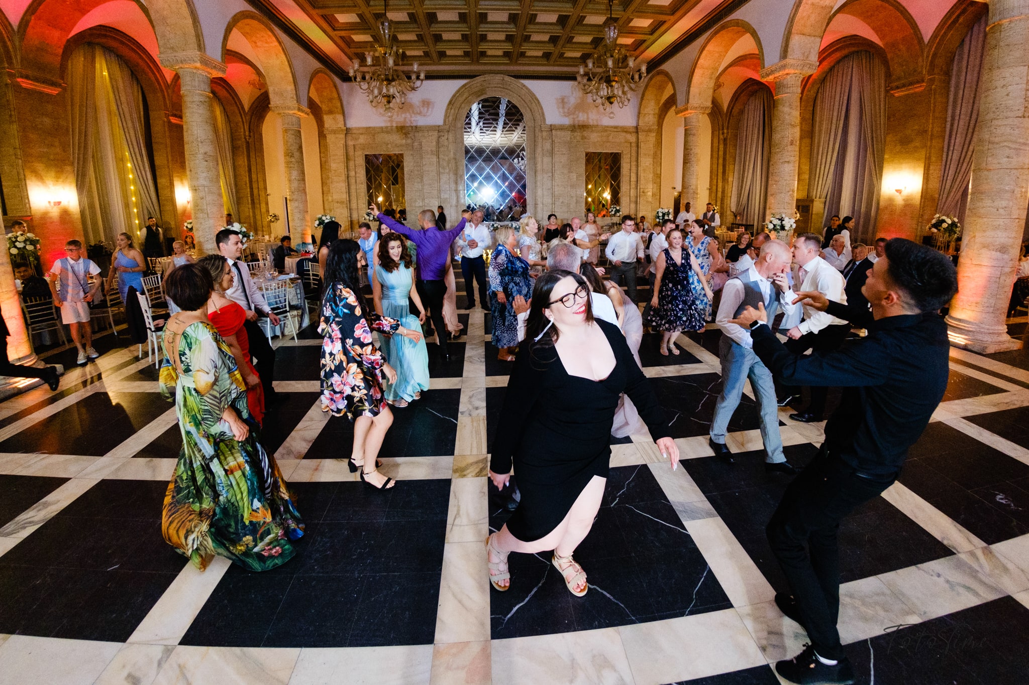 Fotografii Petrecere de Nunta Englezeasca la Royal Hall Bucuresti - FotoTime