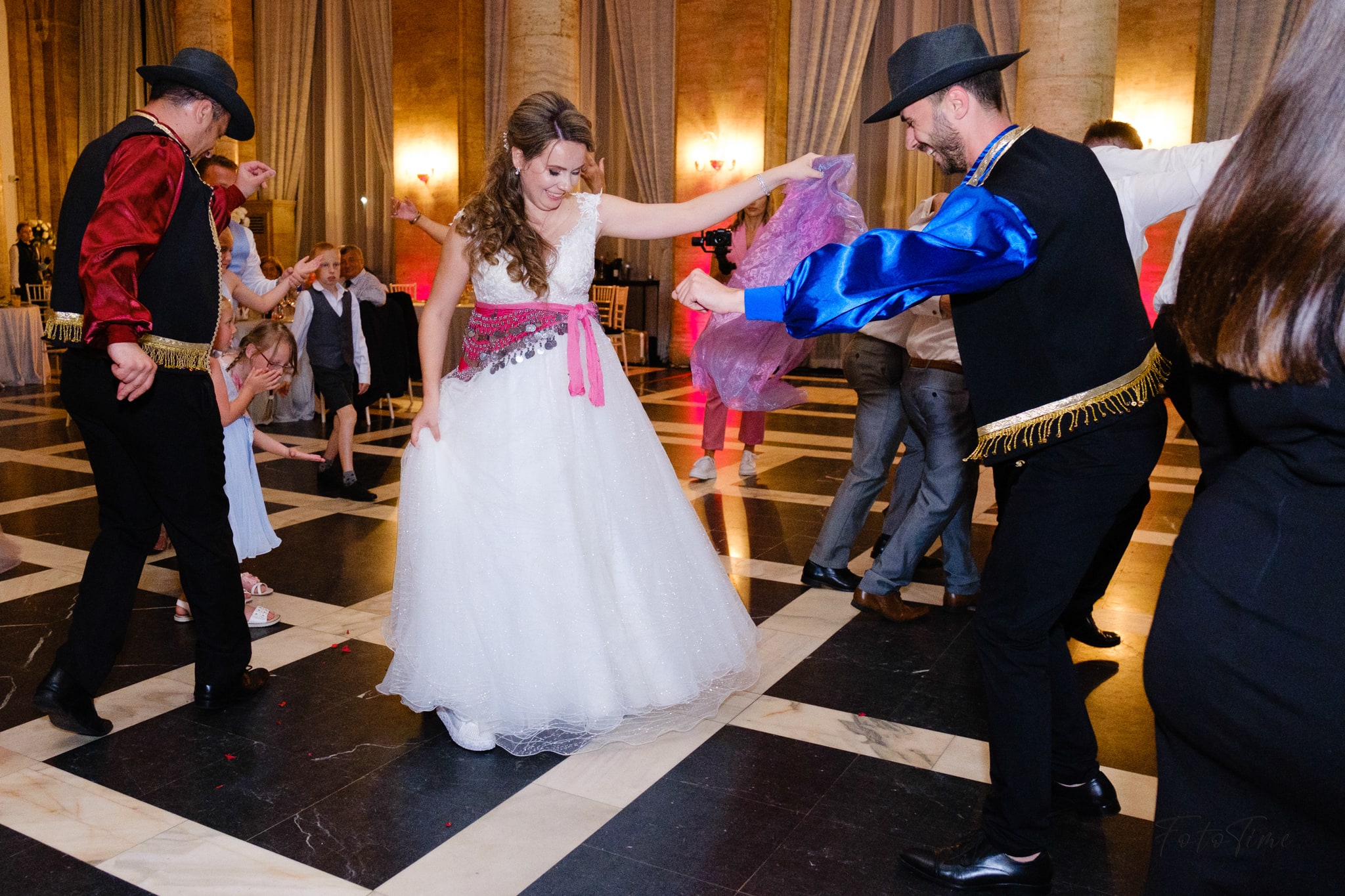 Fotografii Petrecere de Nunta Englezeasca la Royal Hall Bucuresti - FotoTime