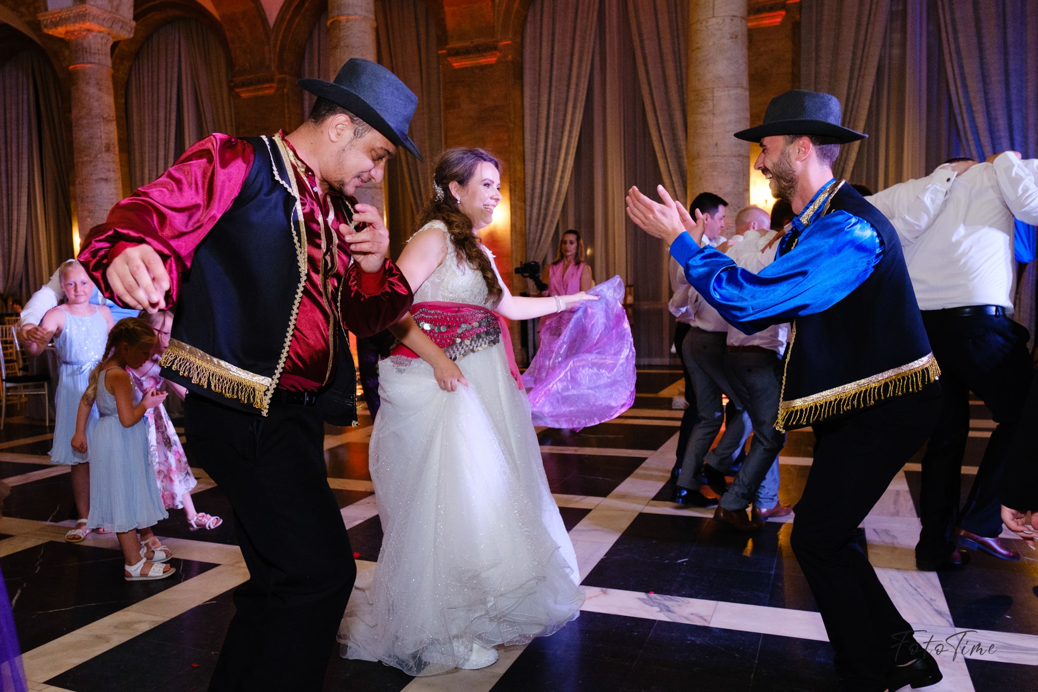 Fotografii Petrecere de Nunta Englezeasca la Royal Hall Bucuresti - FotoTime