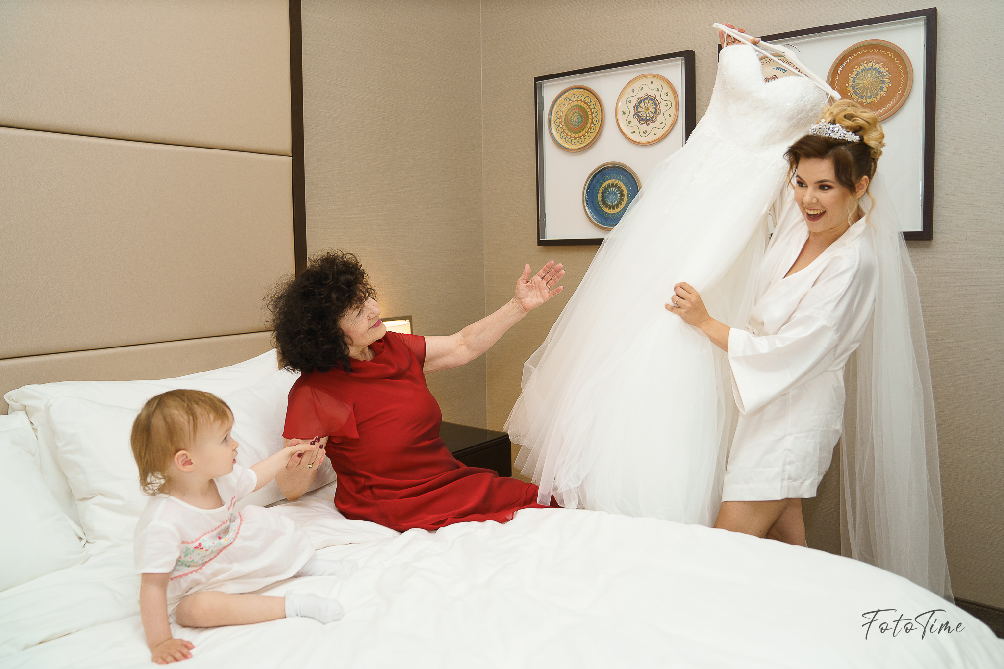 Fotografii cu pregatirile mirilor la la JW Marriott Bucuresti - FotoTime