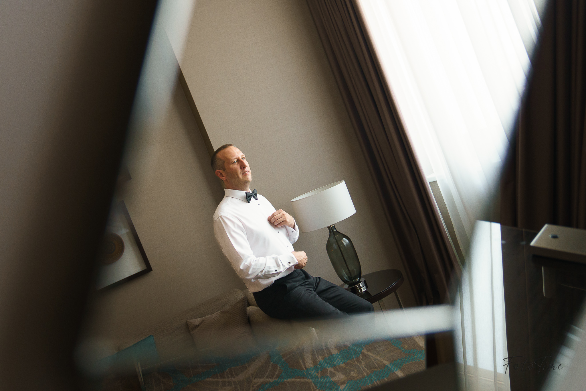 Fotografii cu pregatirile mirilor la la JW Marriott Bucuresti - FotoTime