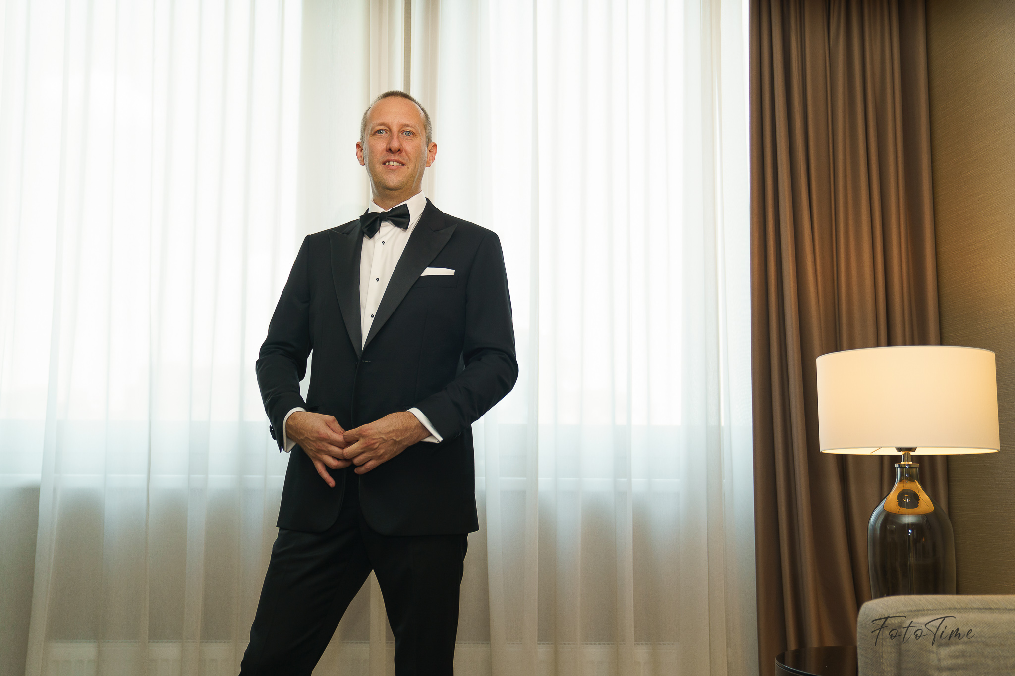 Fotografii cu pregatirile mirilor la la JW Marriott Bucuresti - FotoTime