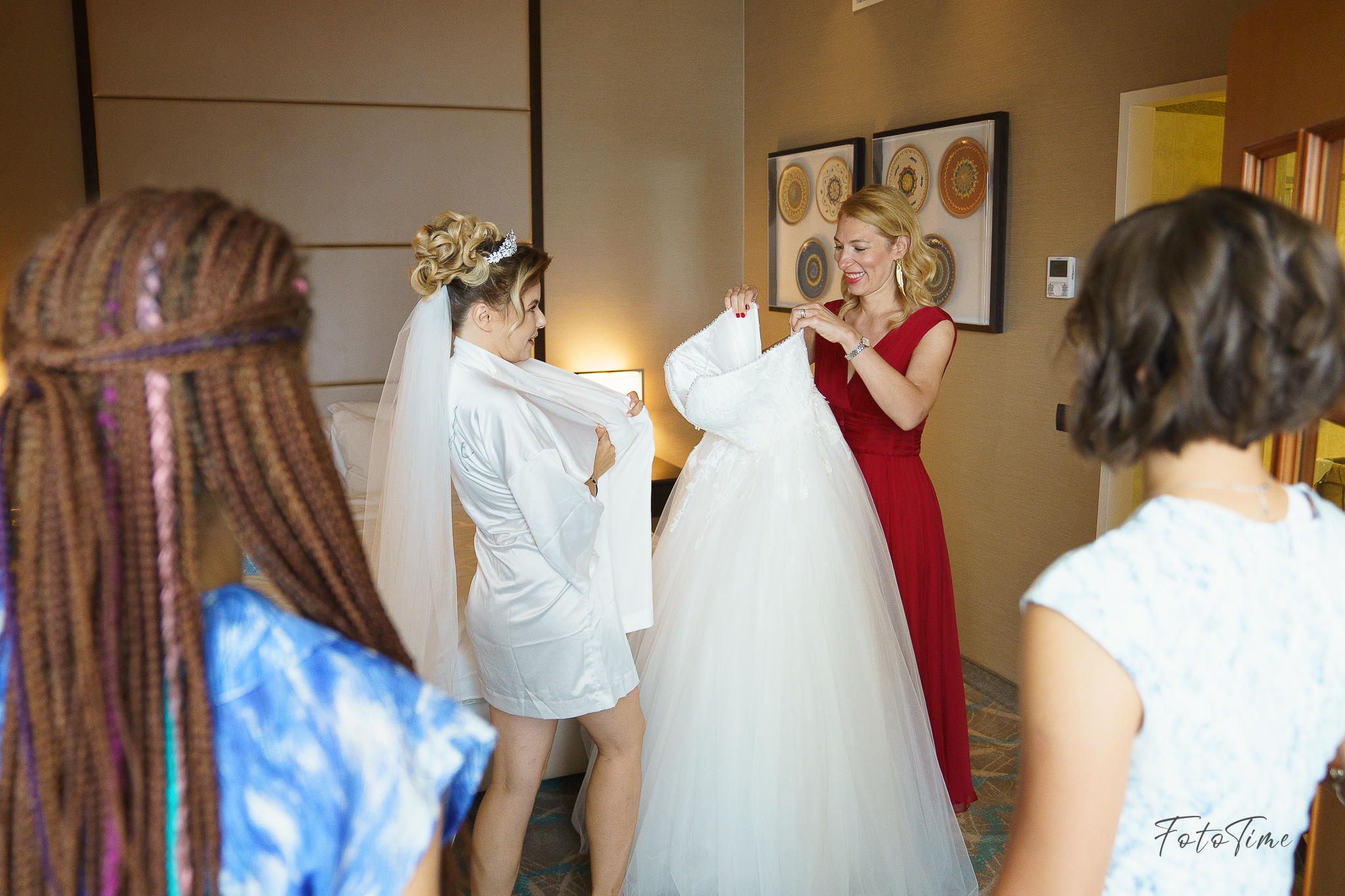 Fotografii cu pregatirile mirilor la la JW Marriott Bucuresti - FotoTime
