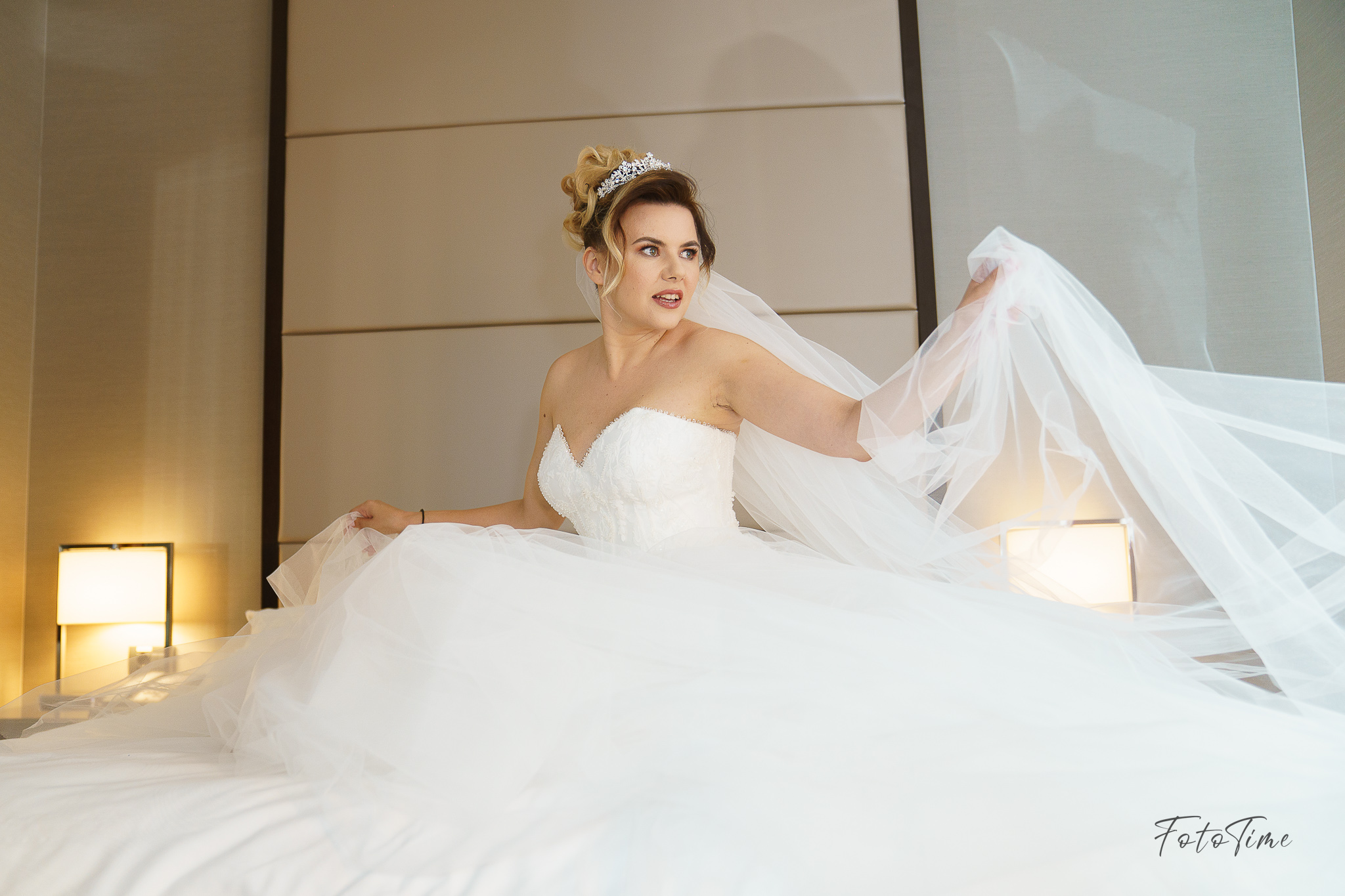 Fotografii cu pregatirile mirilor la la JW Marriott Bucuresti - FotoTime