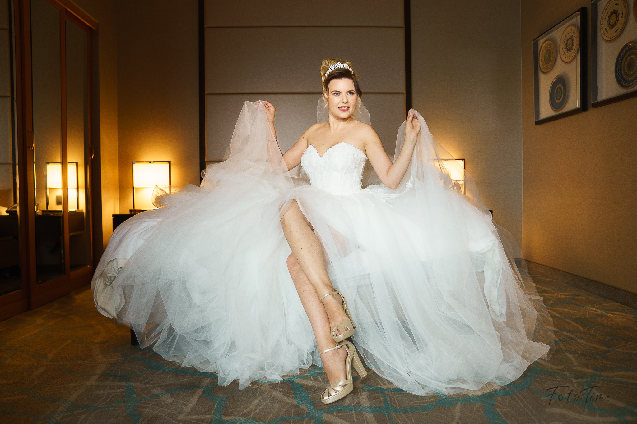 Fotografii cu pregatirile mirilor la la JW Marriott Bucuresti - FotoTime