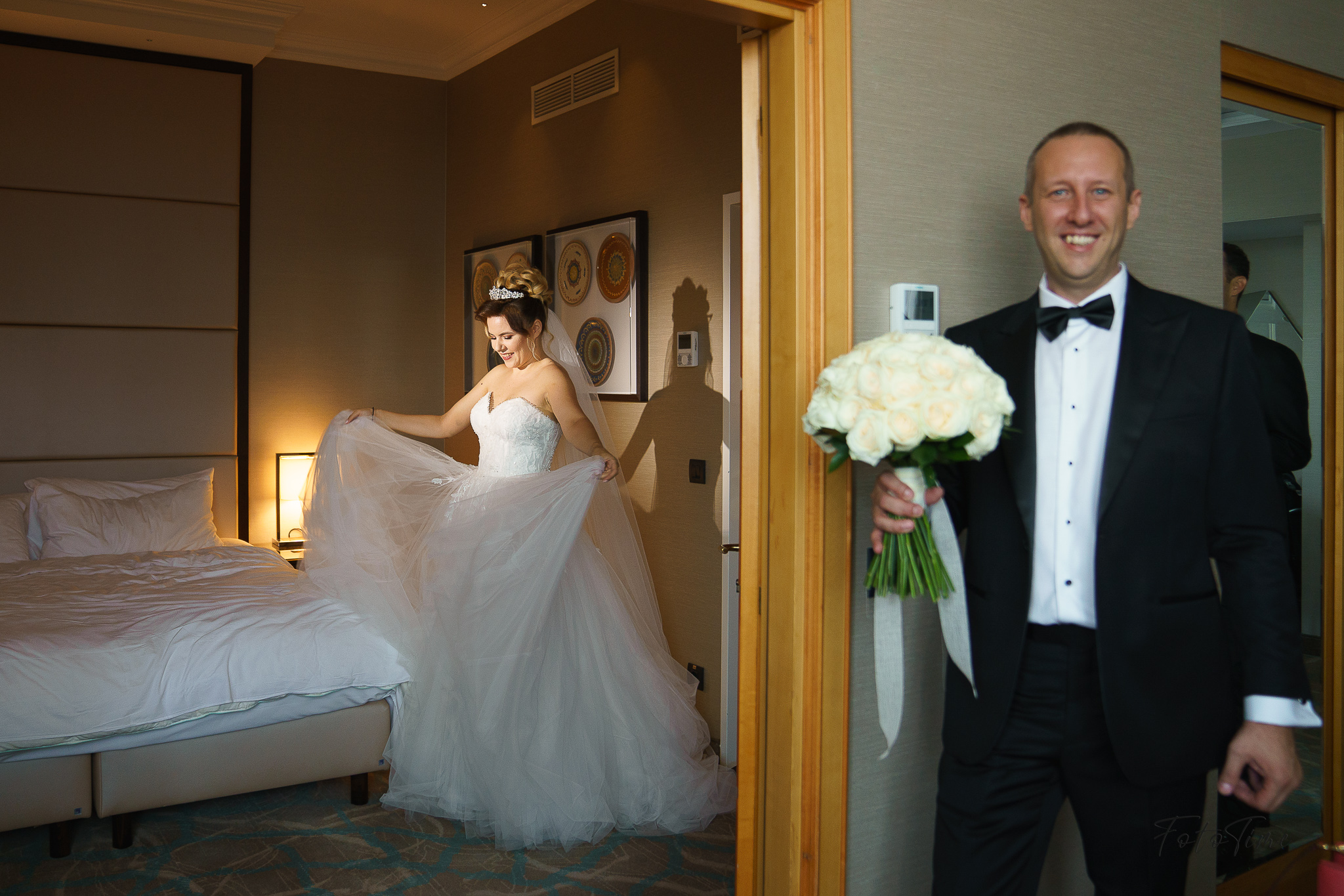 Fotografii cu pregatirile mirilor la la JW Marriott Bucuresti - FotoTime