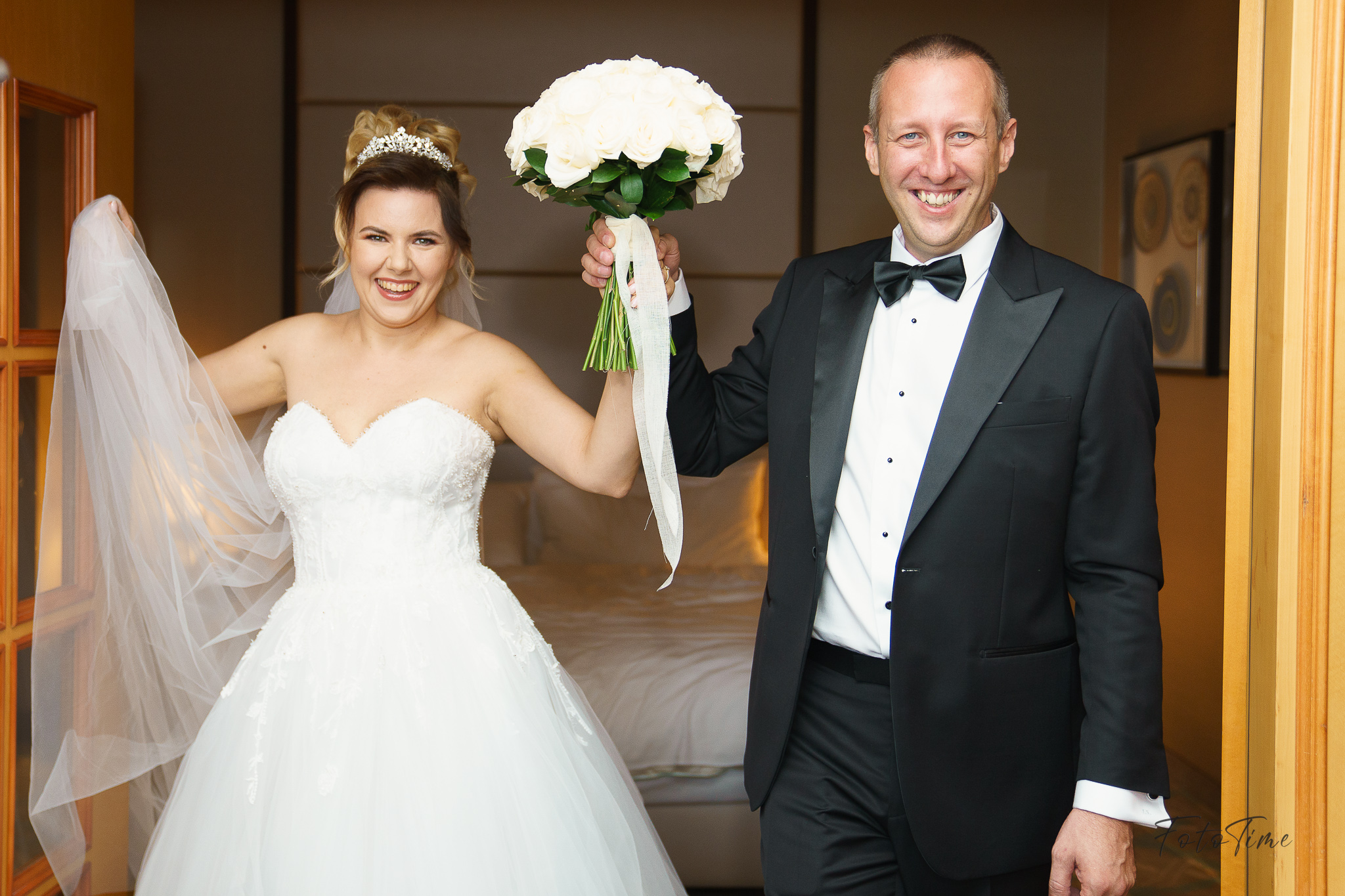 Fotografii cu pregatirile mirilor la la JW Marriott Bucuresti - FotoTime