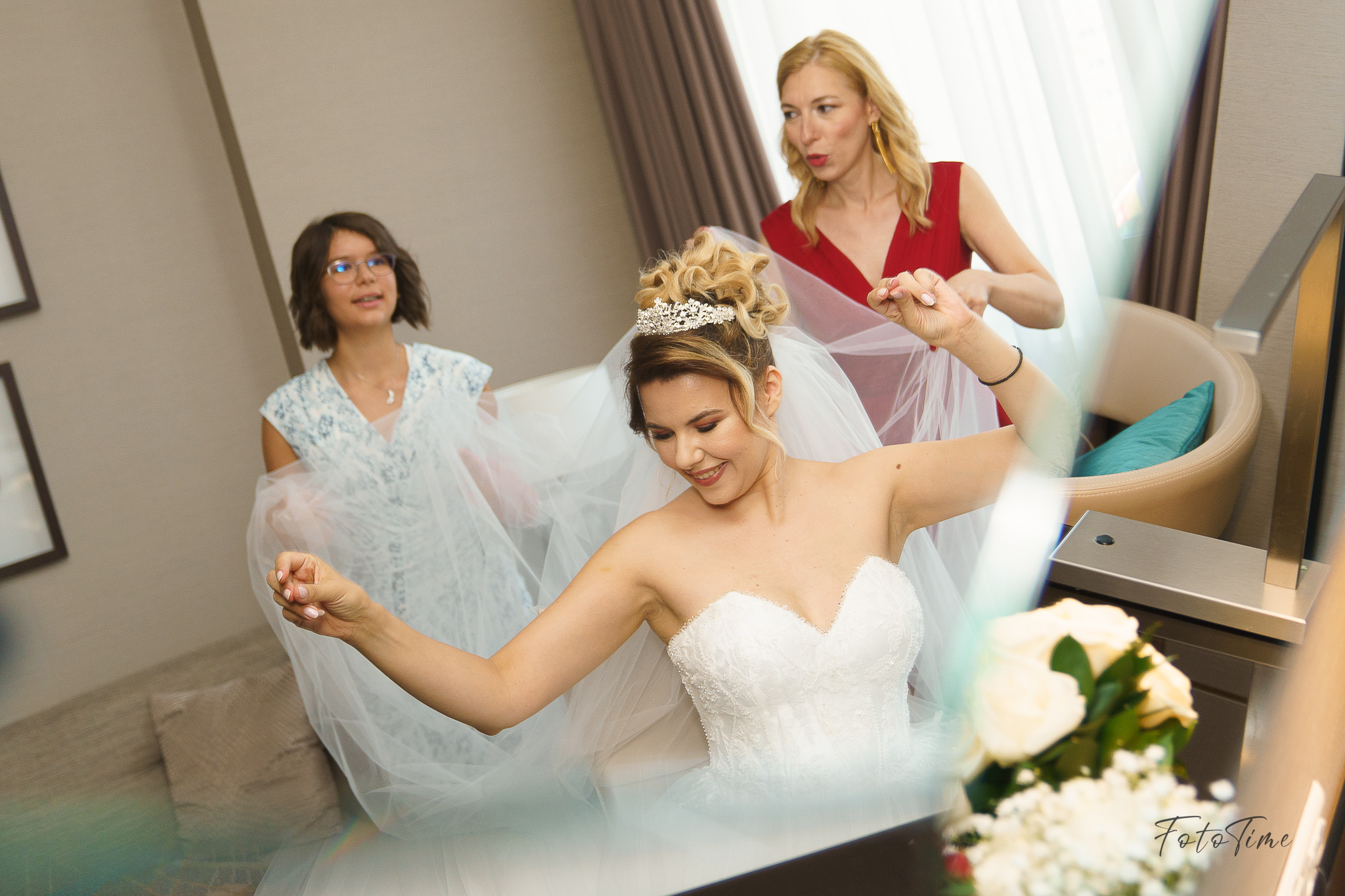 Fotografii cu pregatirile mirilor la la JW Marriott Bucuresti - FotoTime