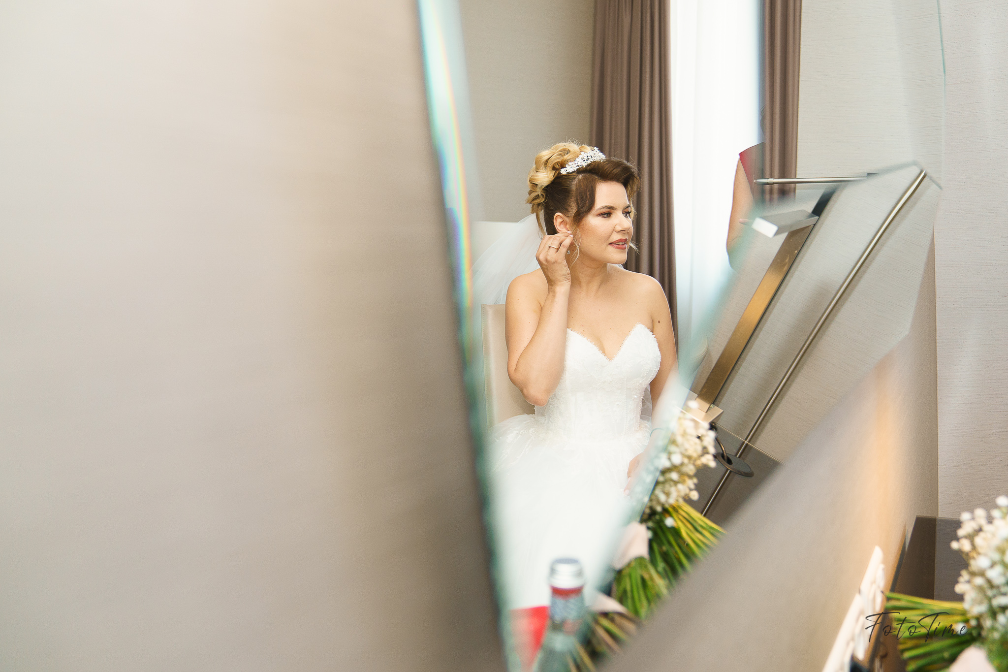 Fotografii cu pregatirile mirilor la la JW Marriott Bucuresti - FotoTime