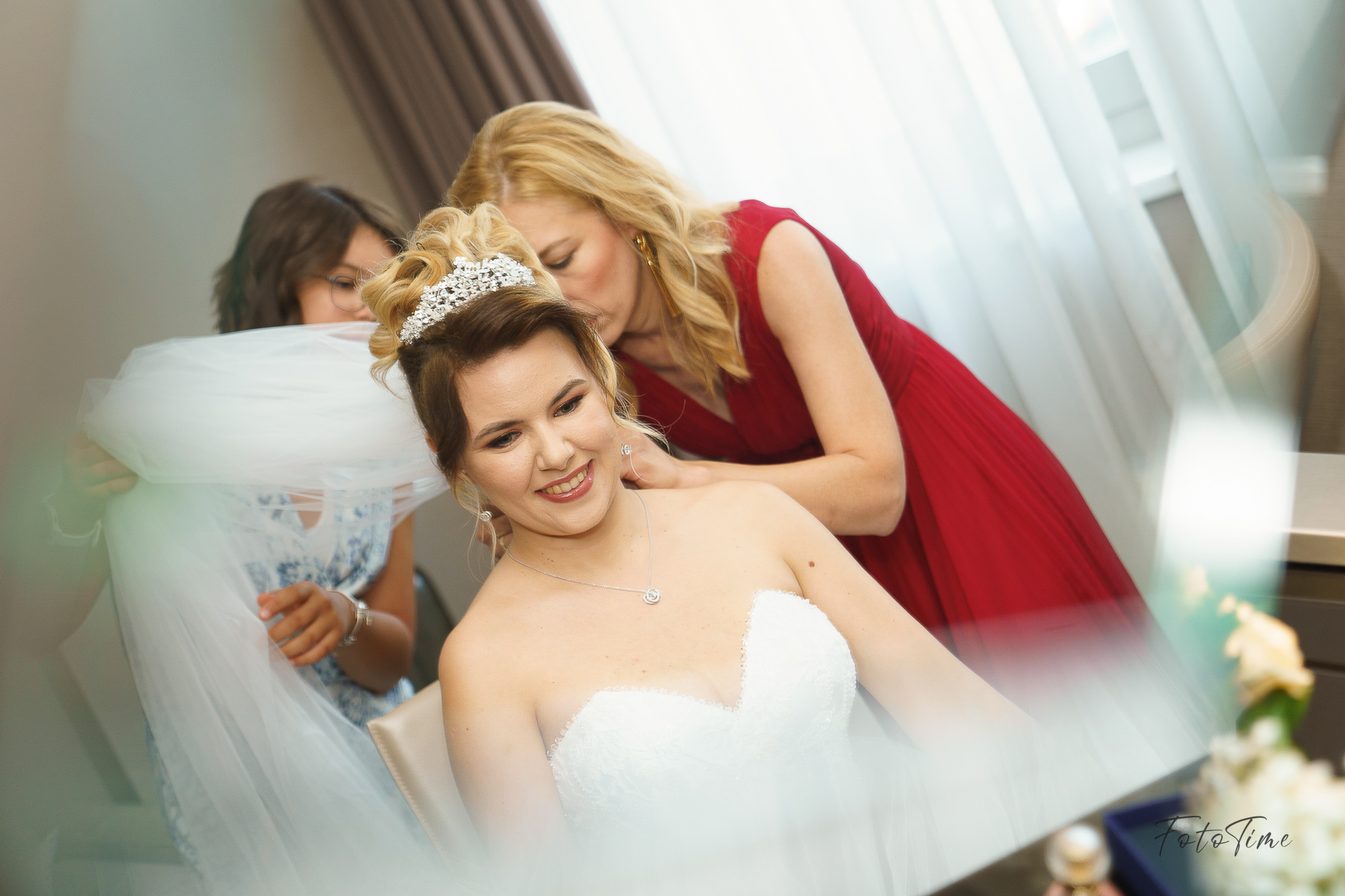 Fotografii cu pregatirile mirilor la la JW Marriott Bucuresti - FotoTime