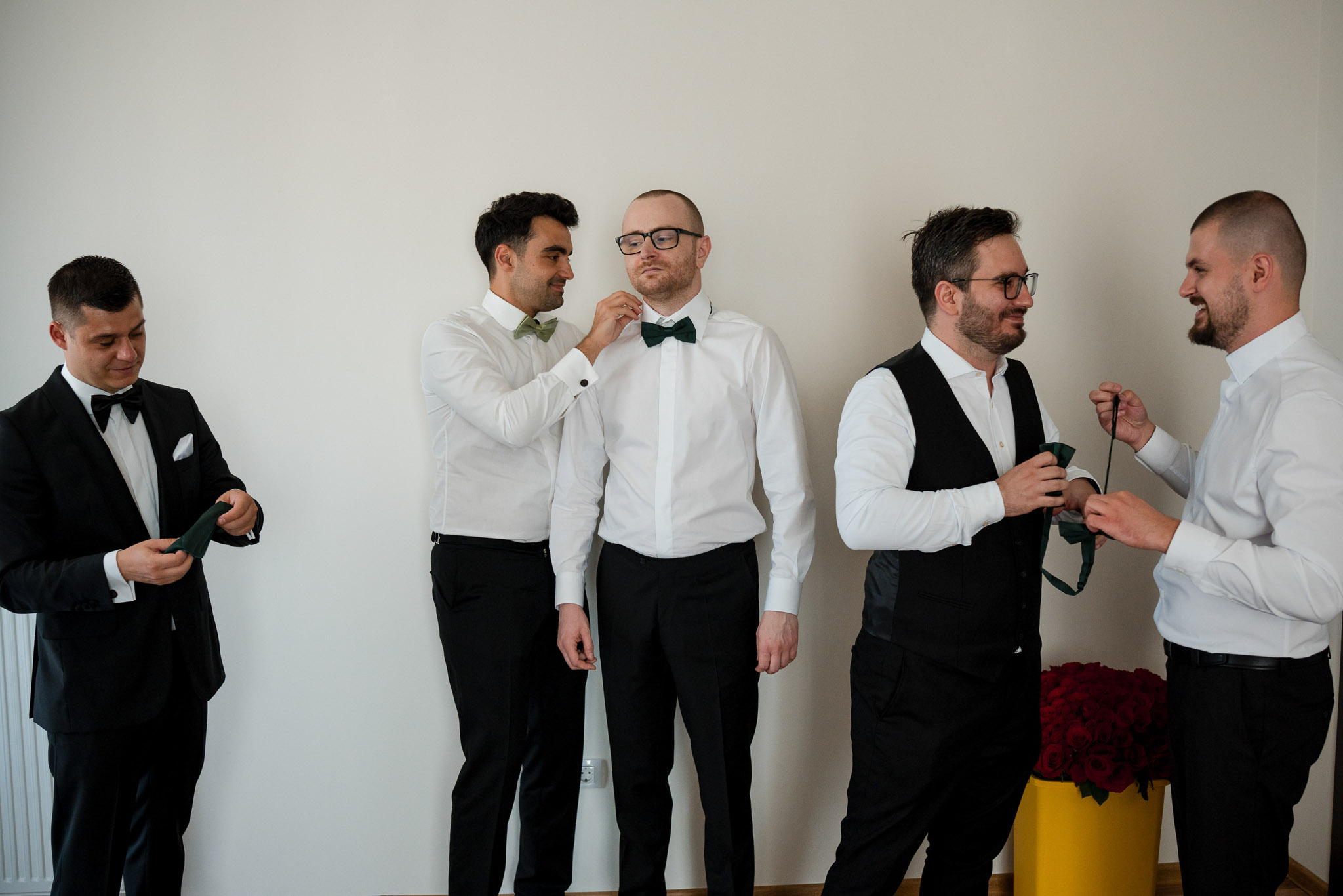 Fotografii nunta Moon Events cu pregatirea mirelui realizate de FotoTime