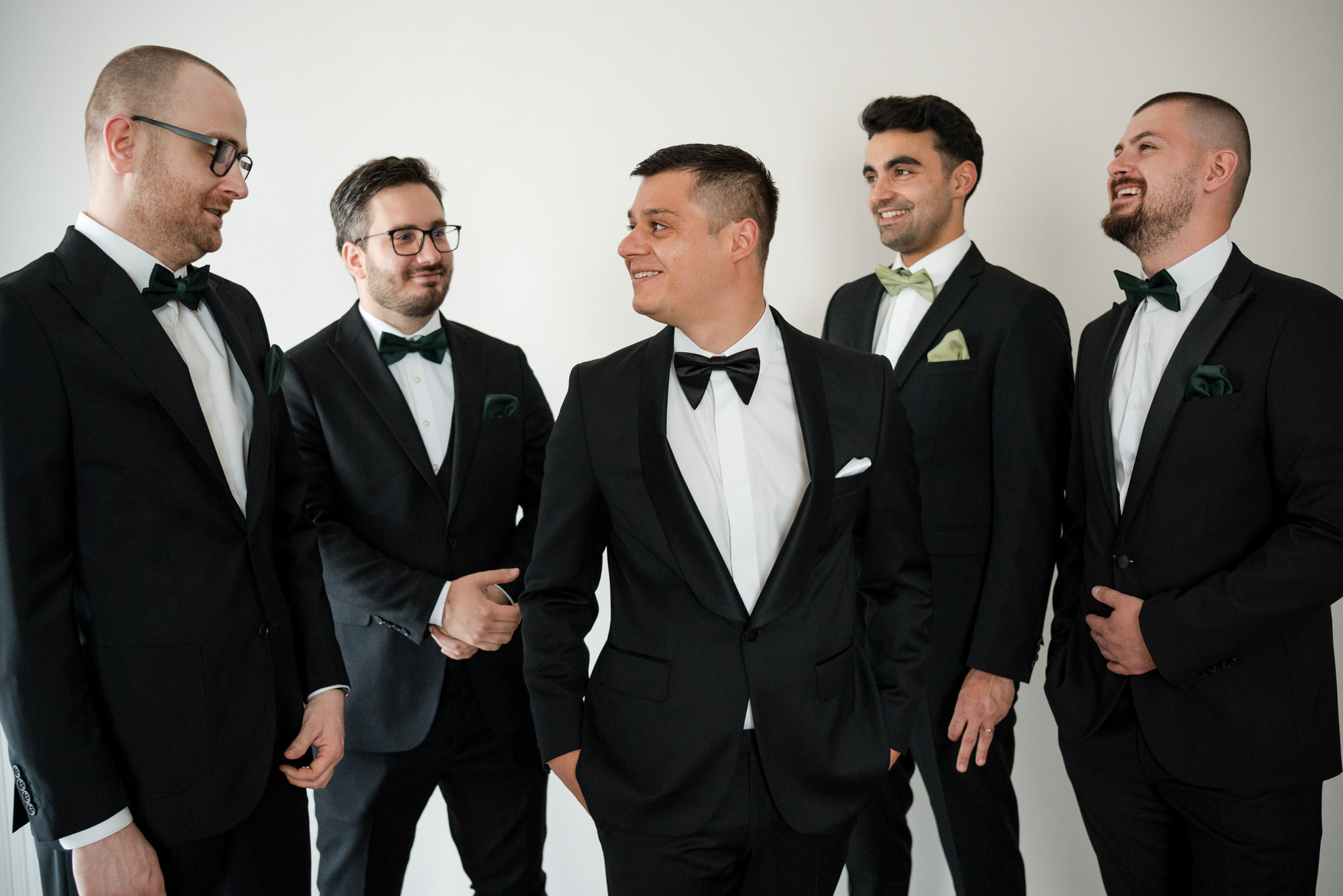 Fotografii nunta Moon Events cu pregatirea mirelui realizate de FotoTime