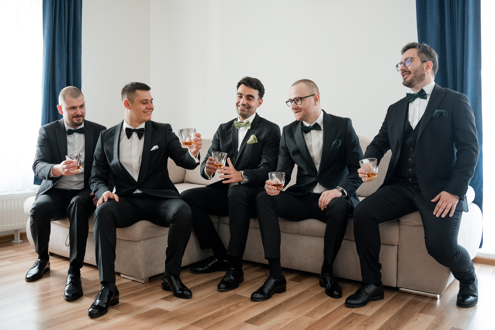 Fotografii nunta Moon Events cu pregatirea mirelui realizate de FotoTime
