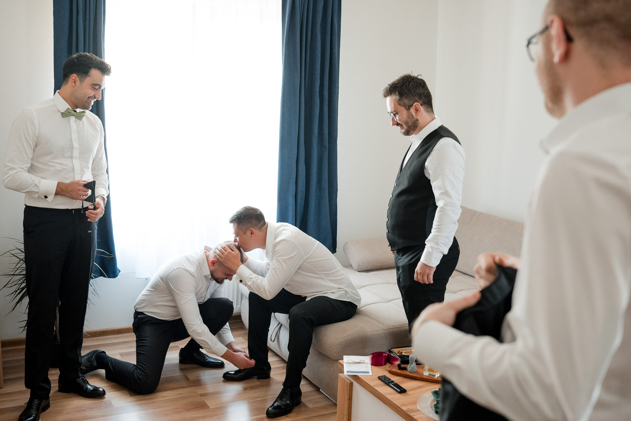 Fotografii nunta Moon Events cu pregatirea mirelui realizate de FotoTime