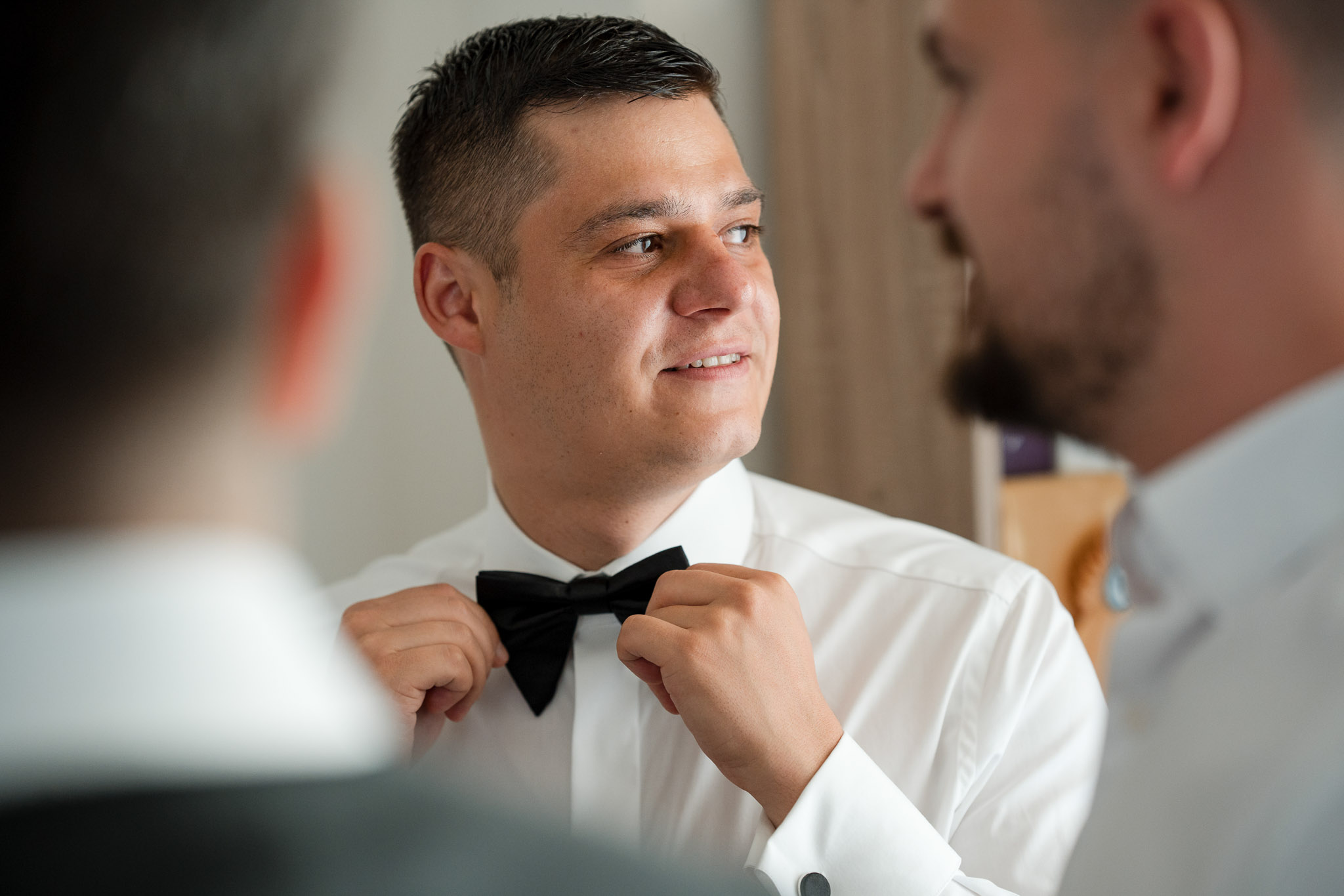 Fotografii nunta Moon Events cu pregatirea mirelui realizate de FotoTime