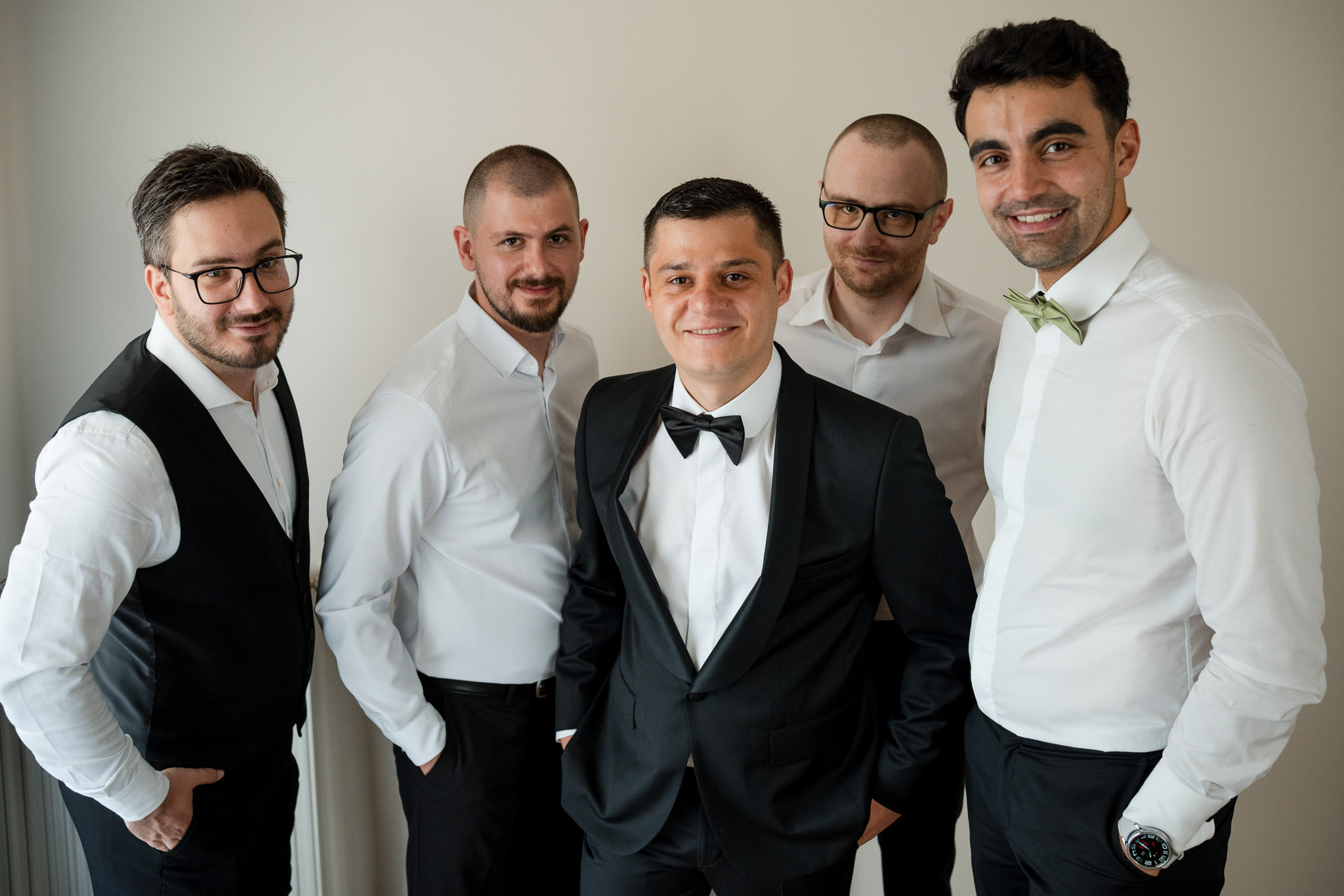 Fotografii nunta Moon Events cu pregatirea mirelui realizate de FotoTime