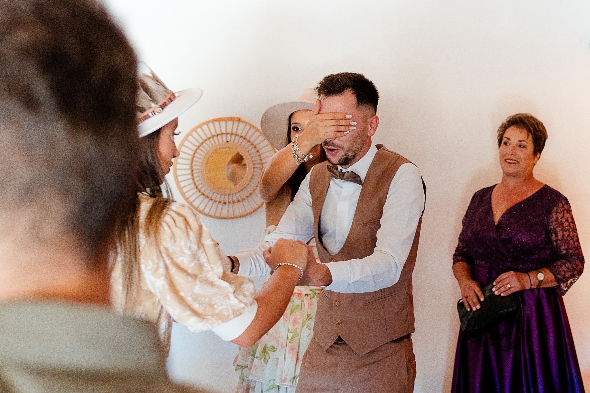Fotografii de nuntă funny în hambar la Narrative Events realizate de FotoTime