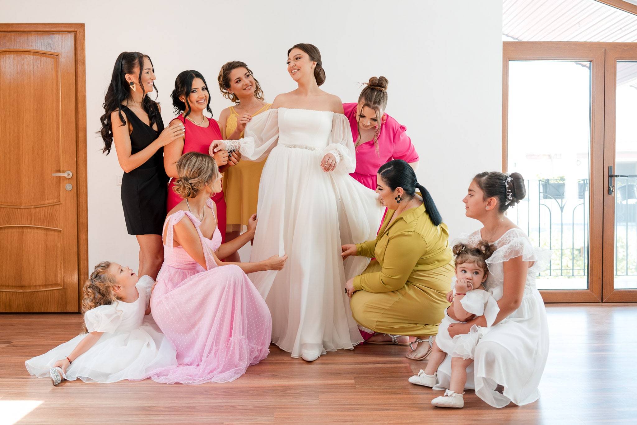 Pregătiri de nuntă la Monato Event București – Mireasa în rochia de nuntă si domnisoarele de onoare
