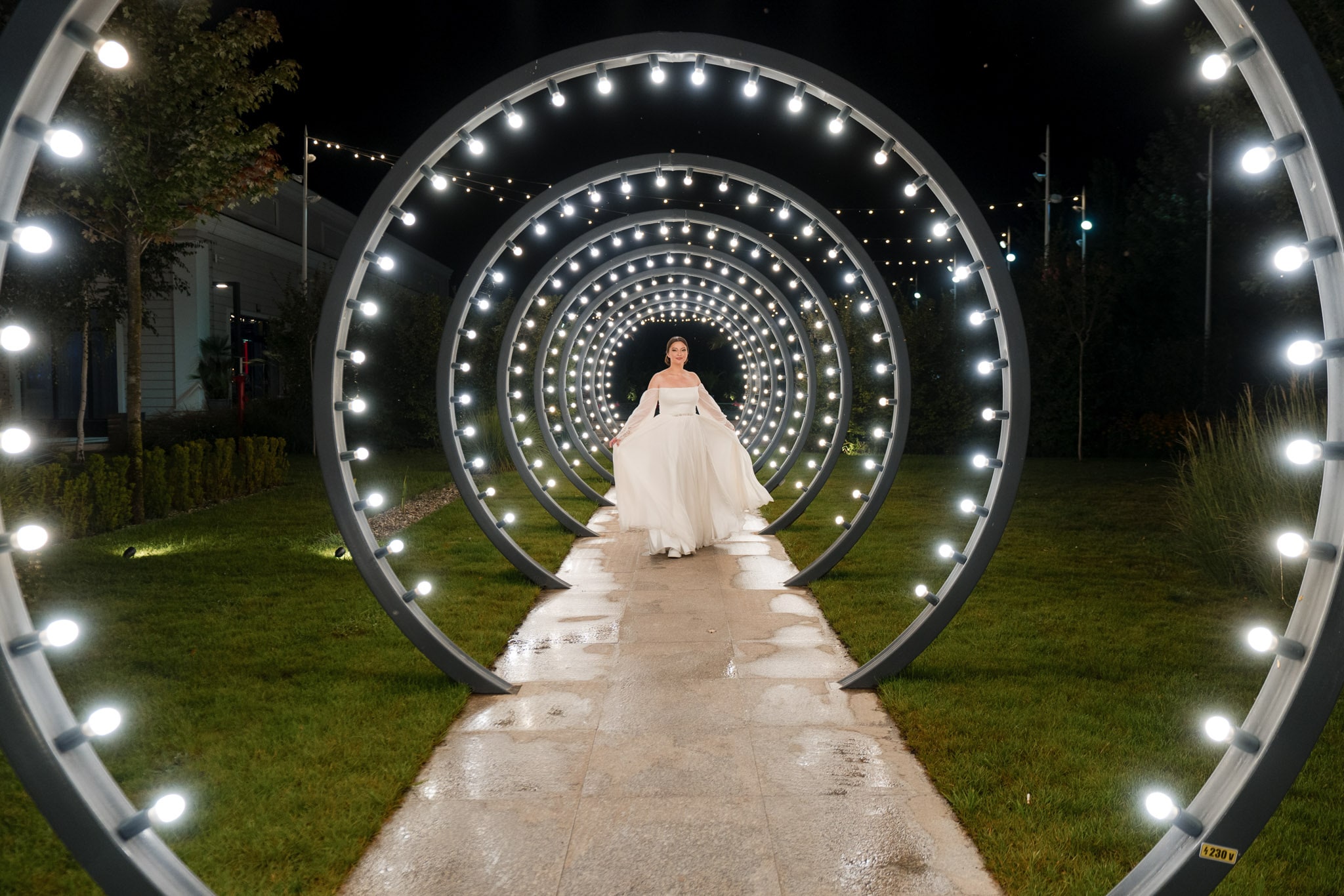 Ședință foto noaptea la Monato Event București – Mirele și mireasa într-un cadru elegant, realizată de FotoTime
