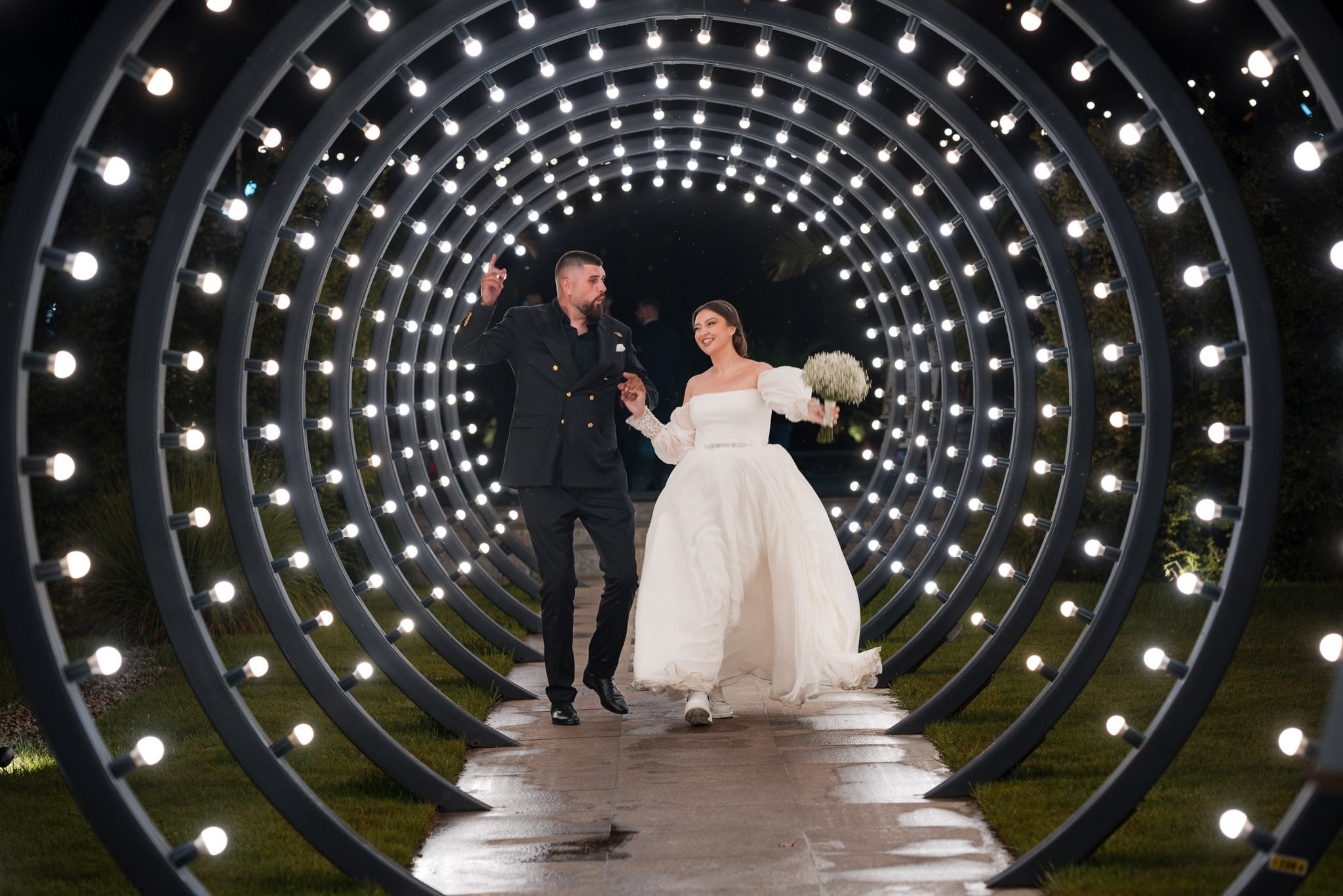 Ședință foto noaptea la Monato Event București – Mirele și mireasa într-un cadru elegant, realizată de FotoTime