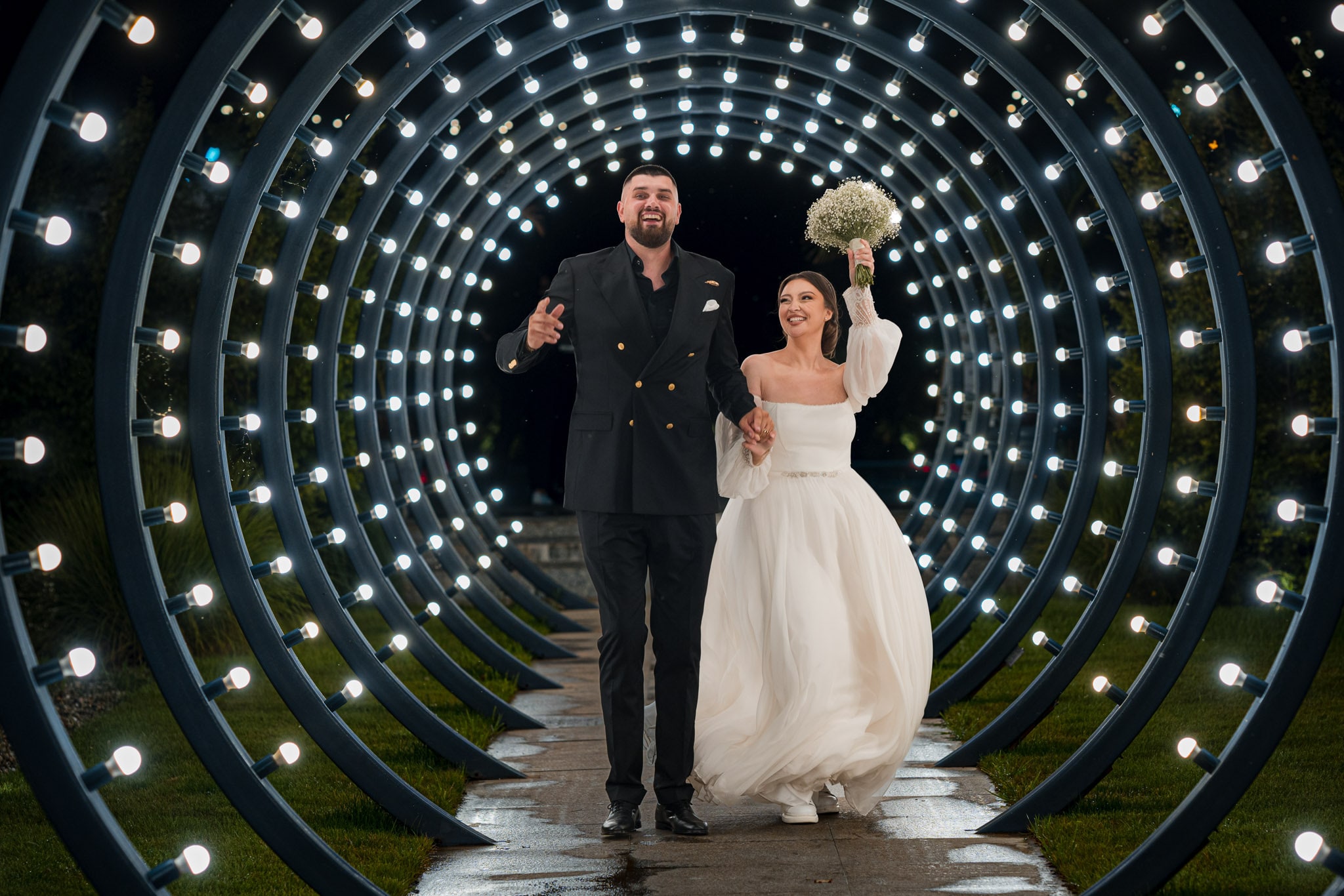 Fotografii de nuntă nocturne la Monato Event București – Miri într-un decor spectaculos, realizate de FotoTime