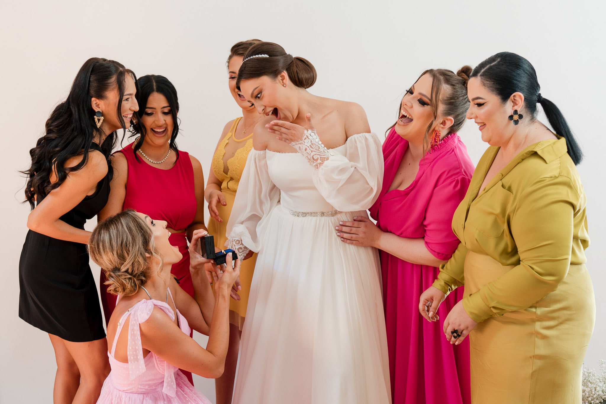 Pregătiri de nuntă la Monato Event București – Mireasa în rochia de nuntă si domnisoarele de onoare