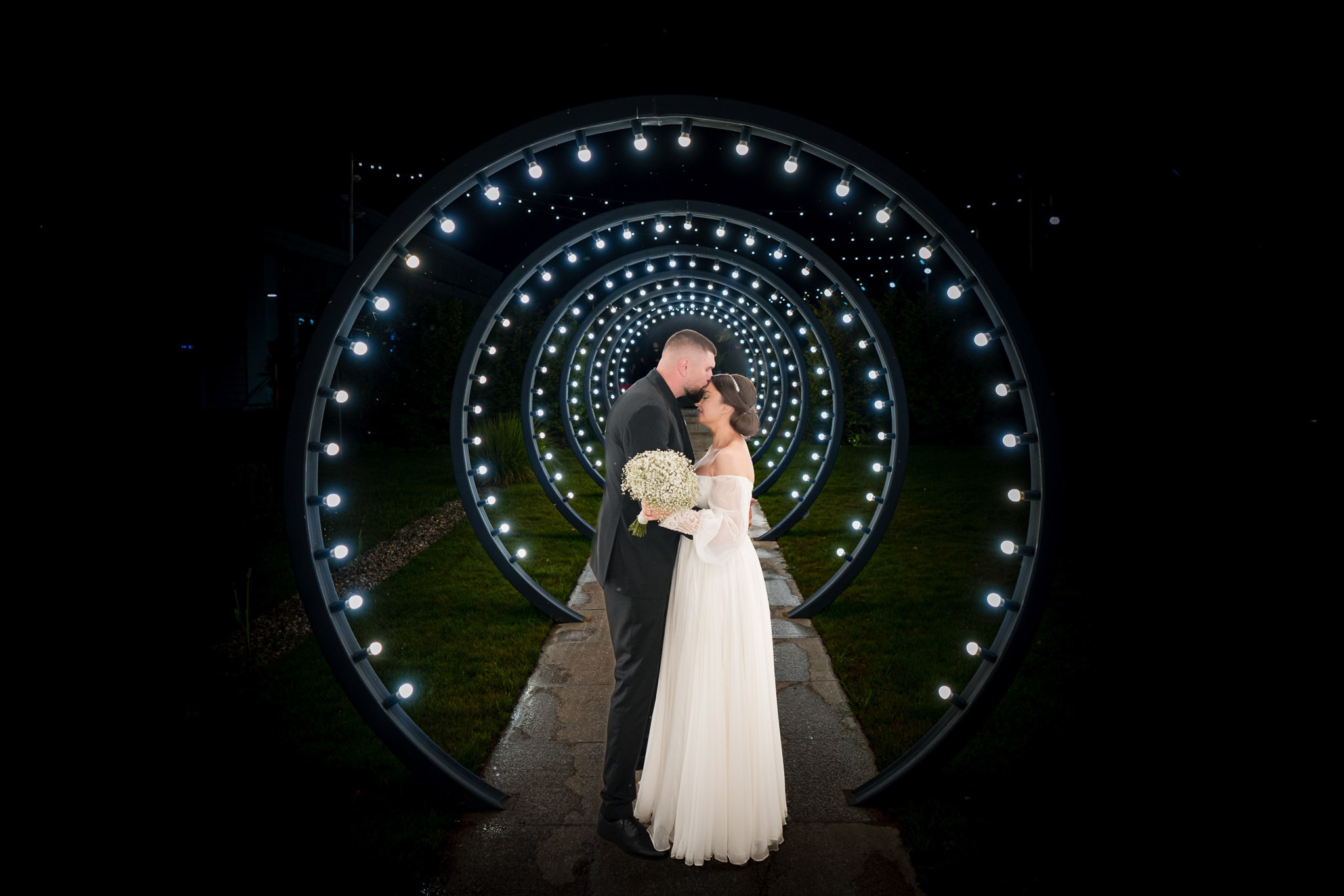 Fotografii de nuntă nocturne la Monato Event București – Miri într-un decor spectaculos, realizate de FotoTime