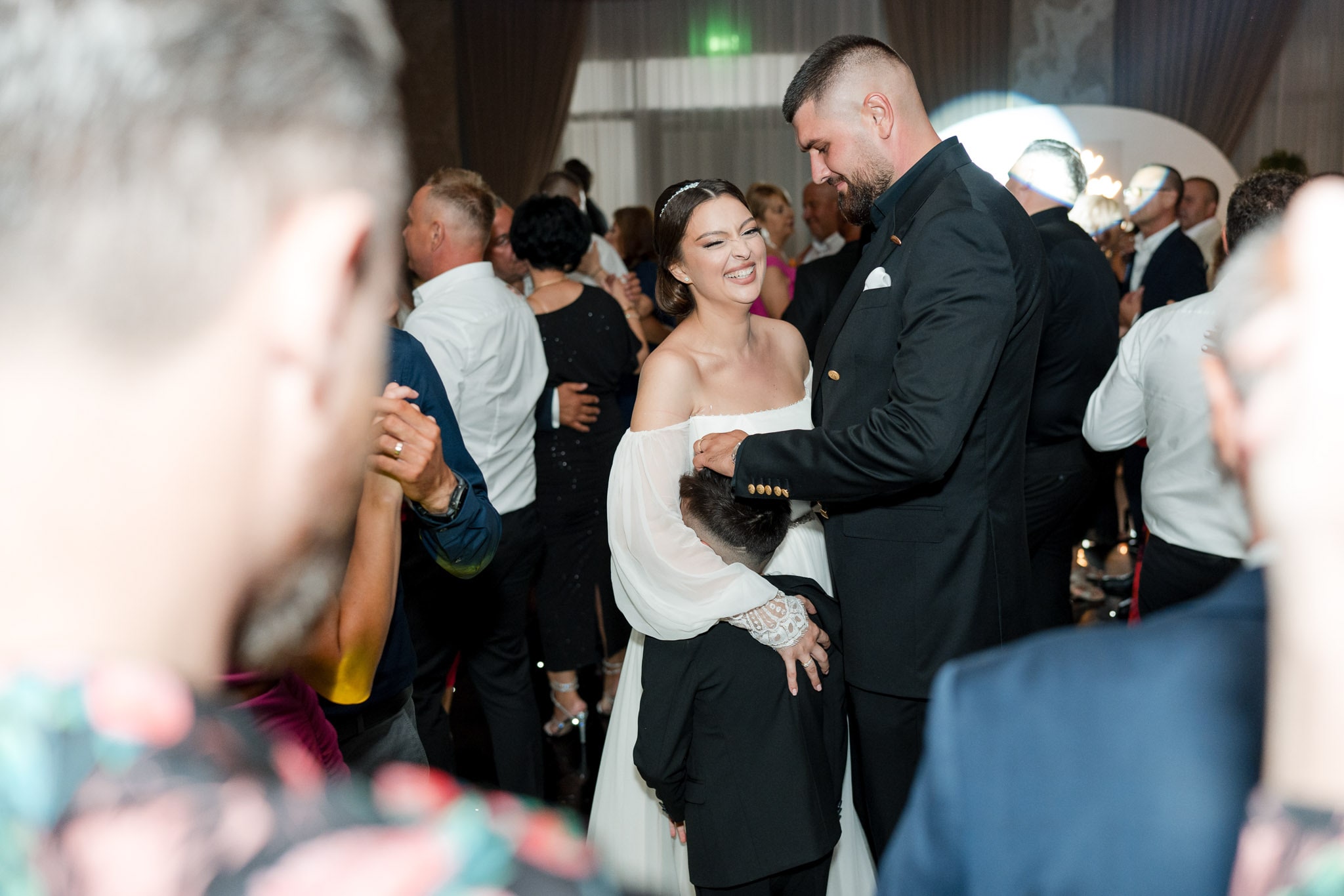 Petrecere de nuntă la Monato Event București – Atmosferă de sărbătoare și invitați pe ringul de dans fotografiati de FotoTime