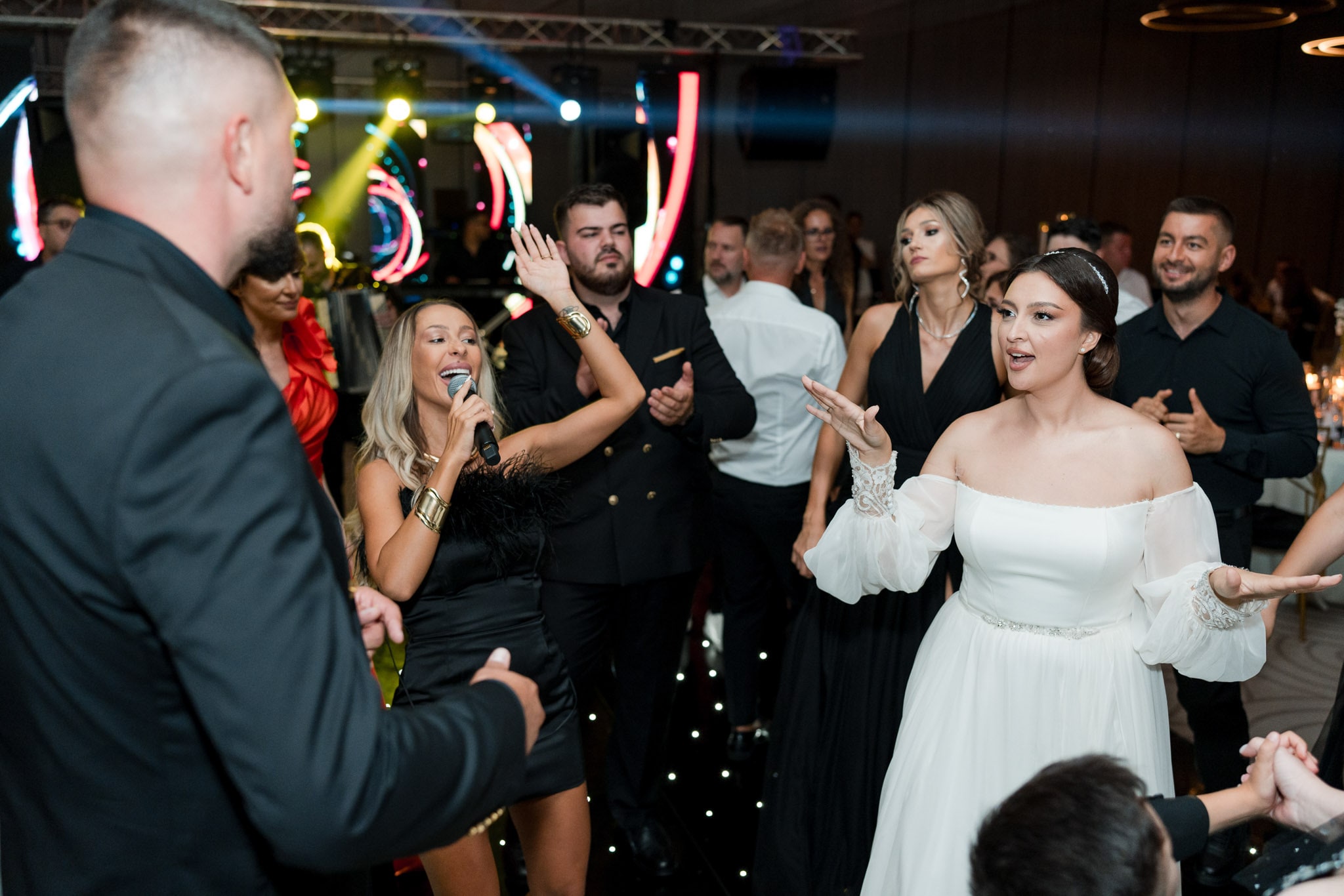 Petrecere de nuntă la Monato Event București – Atmosferă de sărbătoare și invitați pe ringul de dans fotografiati de FotoTime