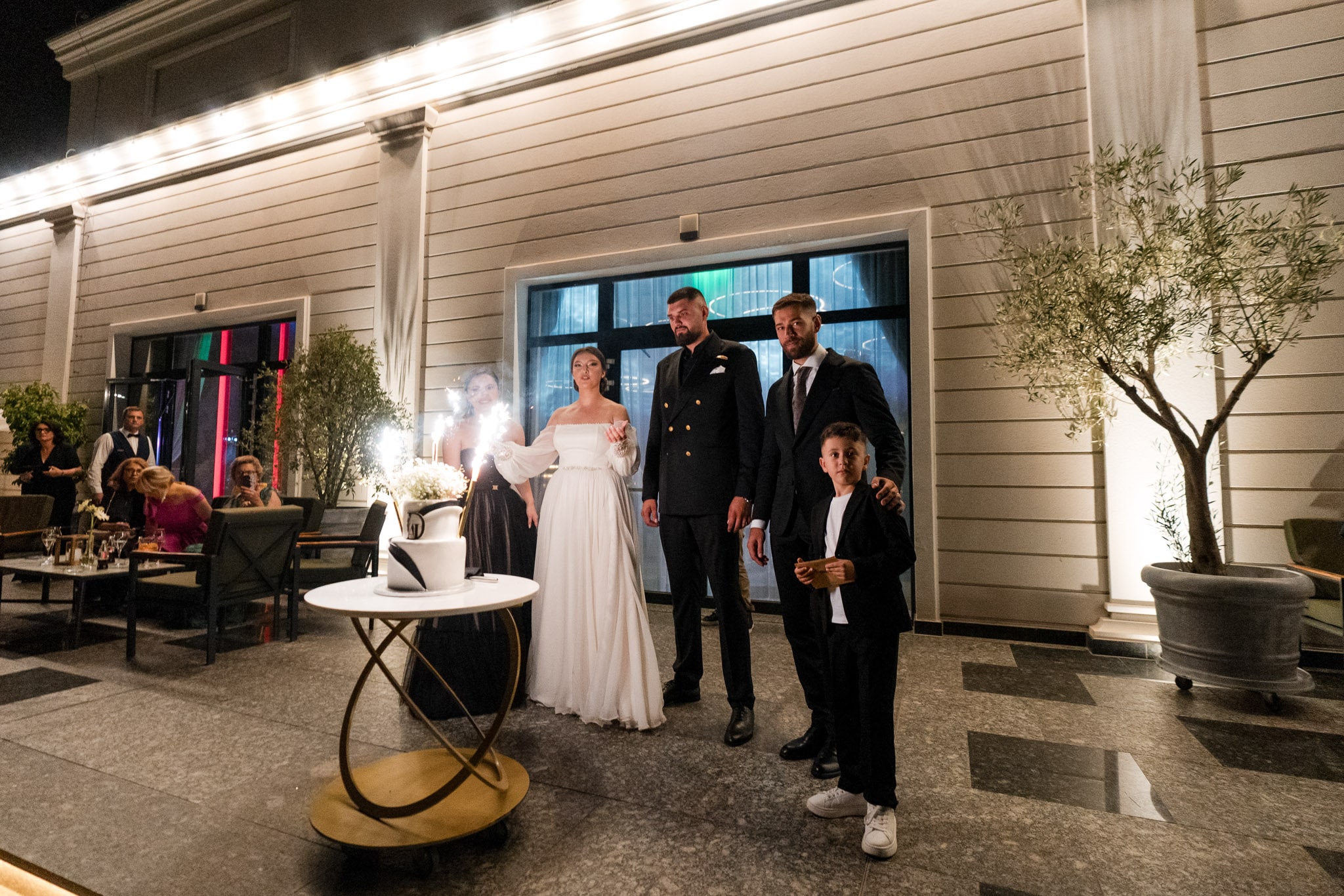 Fotograf nuntă Monato Event București – Invitați la tortul mirilor cu artificii sărbătorind împreună cu mirii
