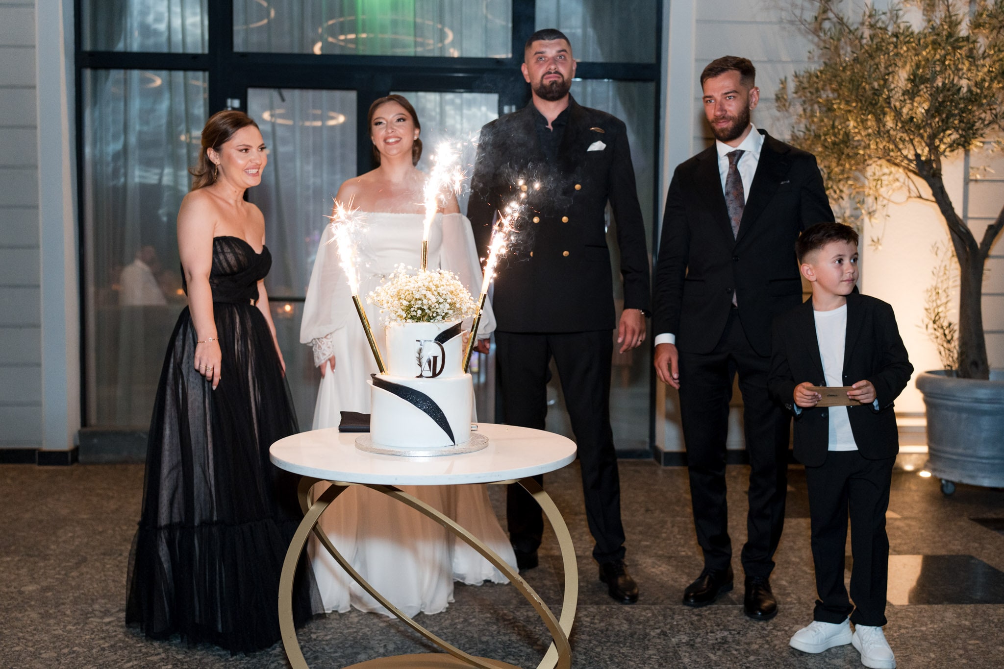 Fotograf nuntă Monato Event București – Invitați la tortul mirilor cu artificii sărbătorind împreună cu mirii