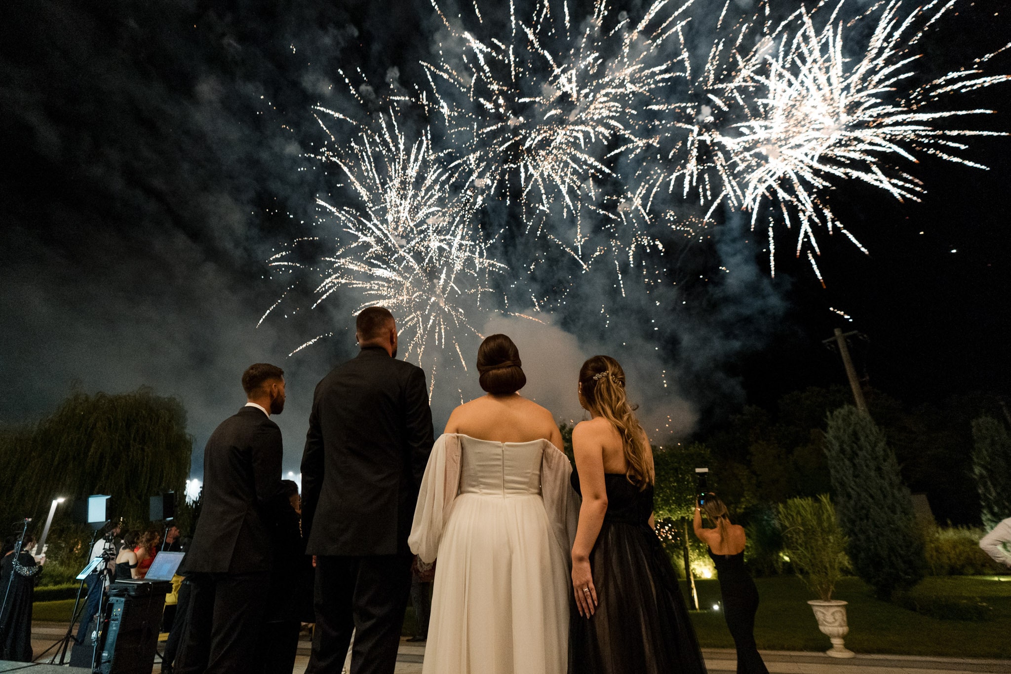 Fotograf nuntă Monato Event București – Invitați la tortul mirilor cu artificii sărbătorind împreună cu mirii
