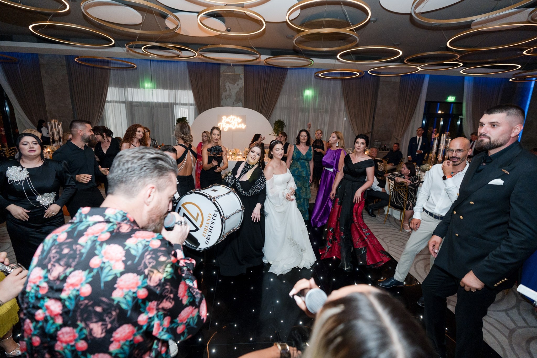 Petrecere de nuntă la Monato Event București – Cea mai tare petrecere de nunta cu mirii si invitați pe ringul de dans fotografiati de FotoTime