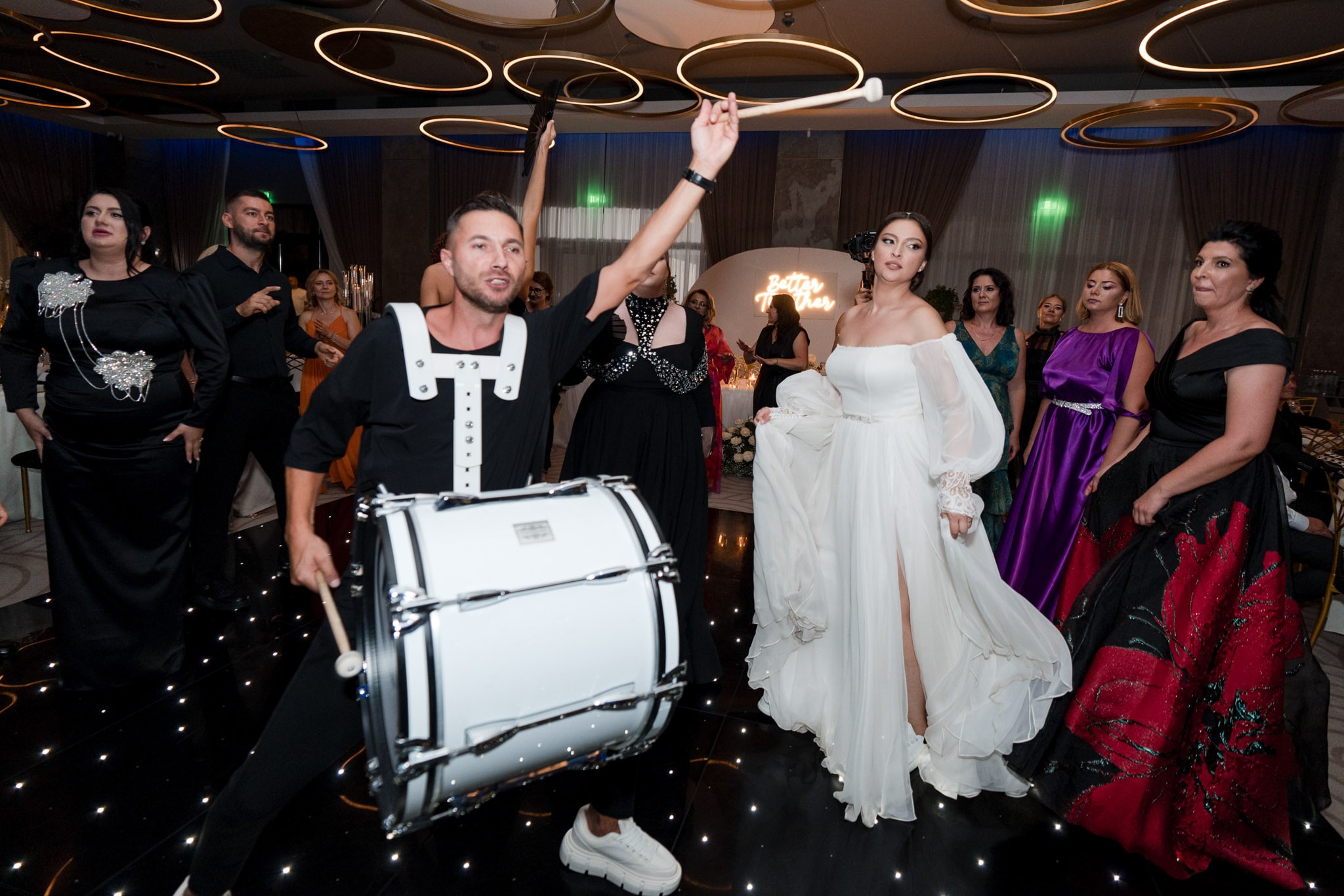 Petrecere de nuntă la Monato Event București – Cea mai tare petrecere de nunta cu mirii si invitați pe ringul de dans fotografiati de FotoTime