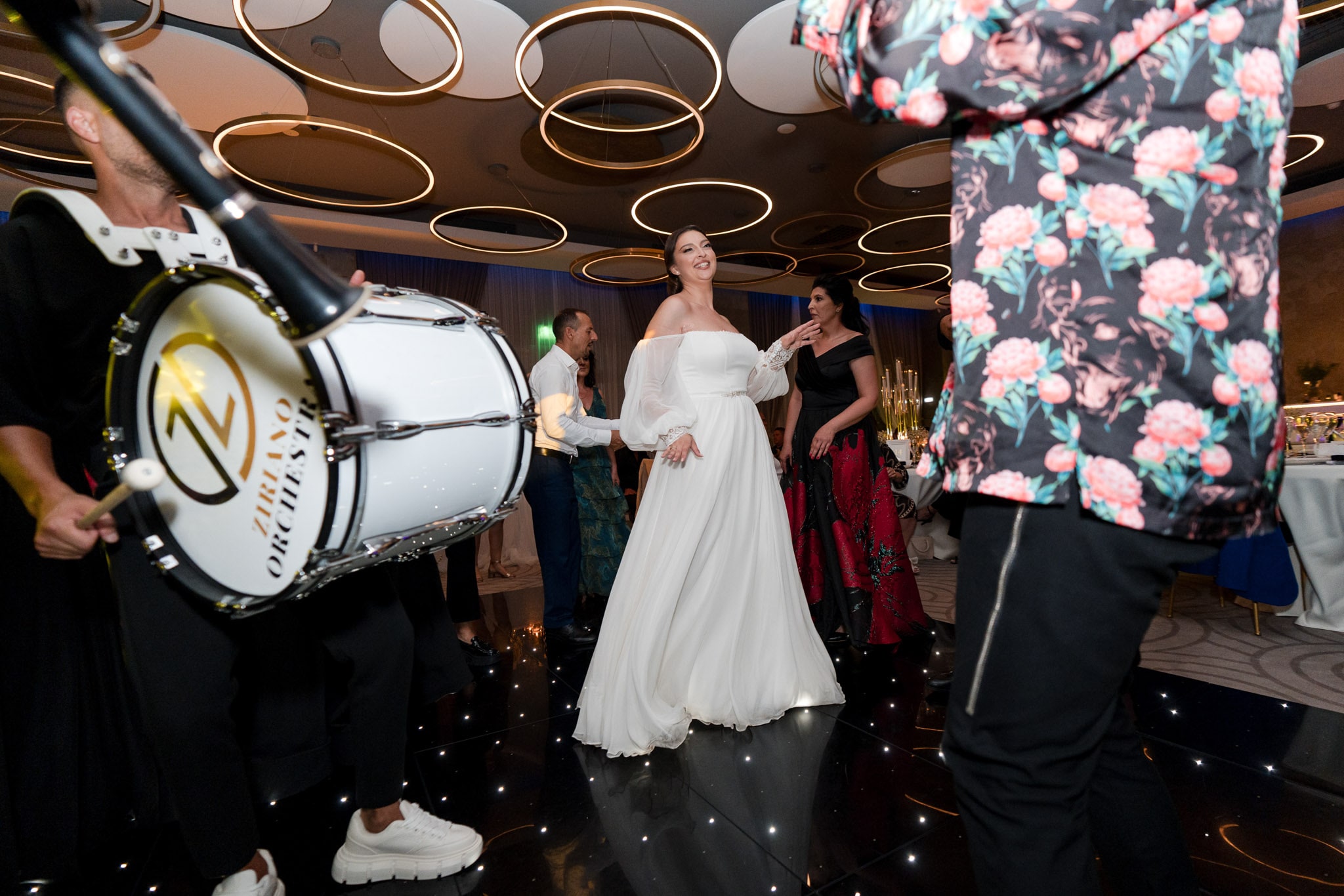 Petrecere de nuntă la Monato Event București – Cea mai tare petrecere de nunta cu mirii si invitați pe ringul de dans fotografiati de FotoTime