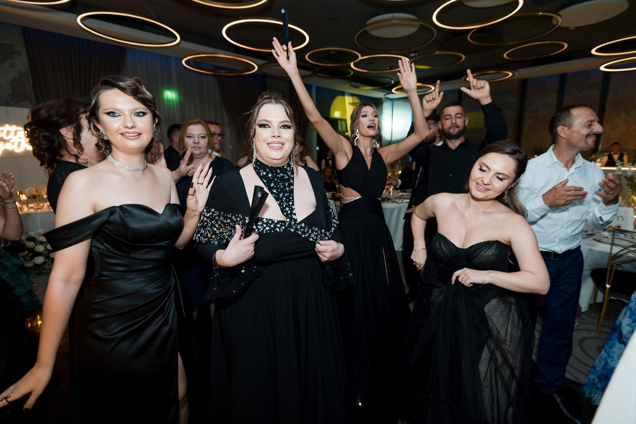 Petrecere de nuntă la Monato Event București – Cea mai tare petrecere de nunta cu mirii si invitați pe ringul de dans fotografiati de FotoTime