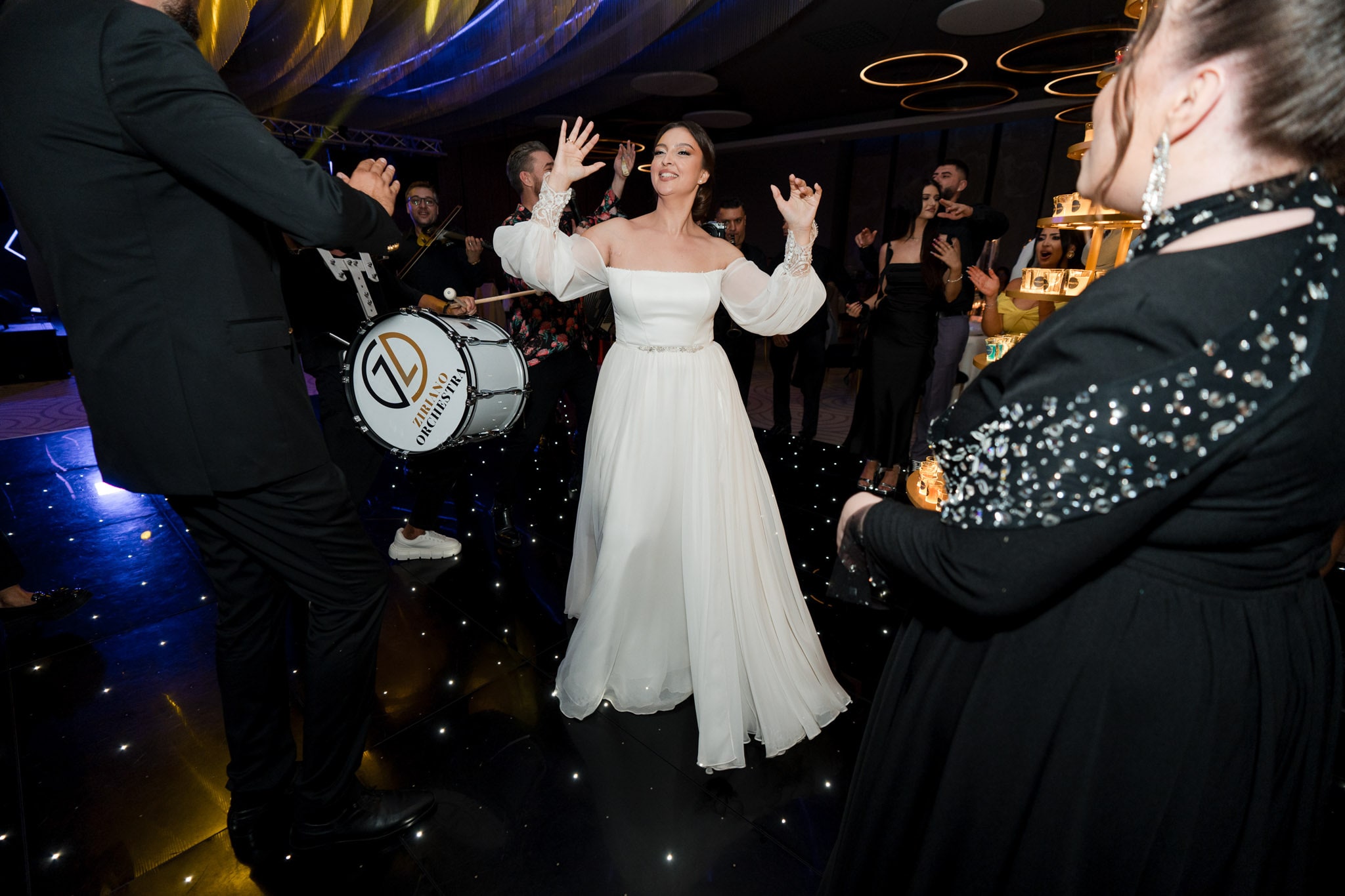 Petrecere de nuntă la Monato Event București – Cea mai tare petrecere de nunta cu mirii si invitați pe ringul de dans fotografiati de FotoTime