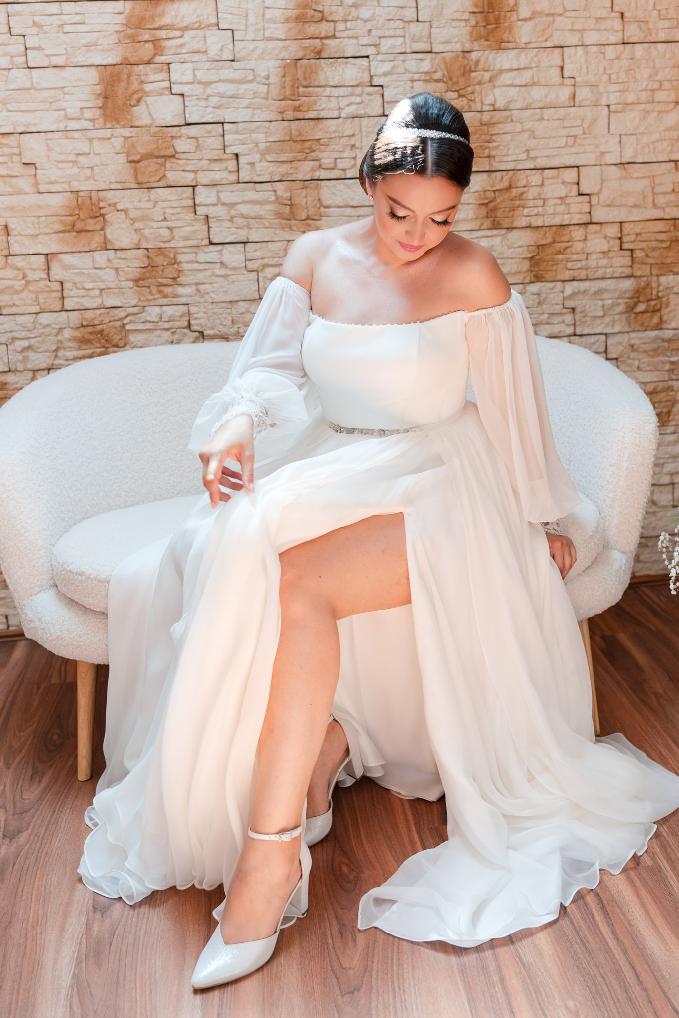 Fotograf de nuntă Monato Event București – Detalii elegante la pregătirile mirilor