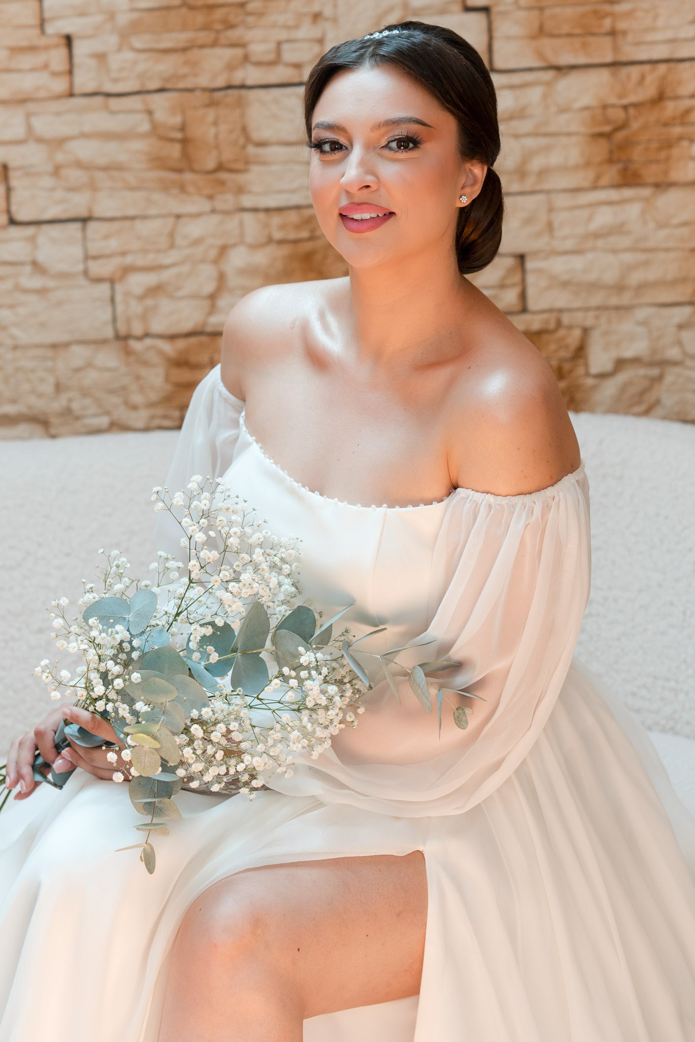 Fotograf de nuntă Monato Event București – Detalii elegante cu mireasa la preagtiri realizate de FotoTime