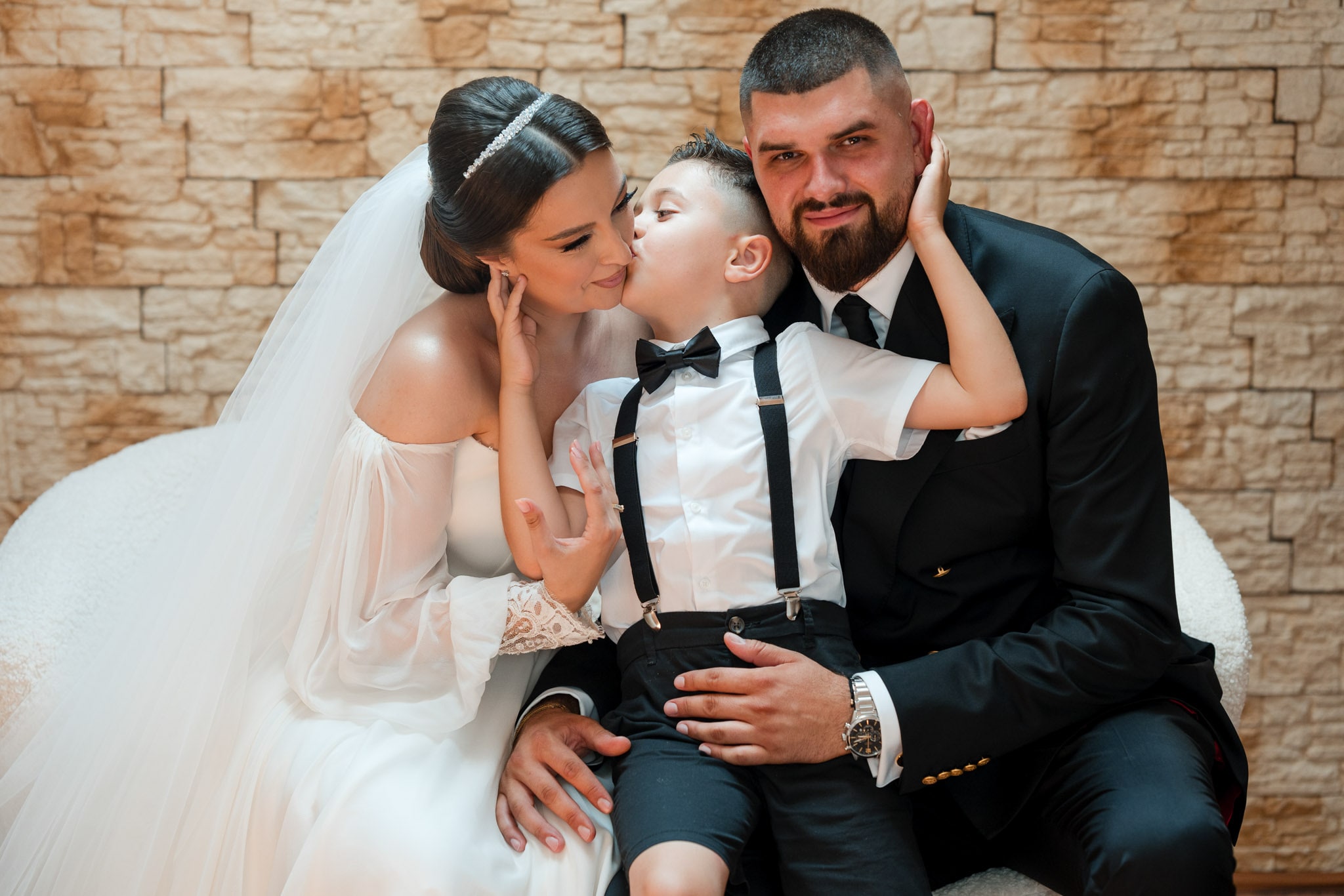 Fotograf de nuntă Monato Event București – Detalii elegante la pregătirile mirilor