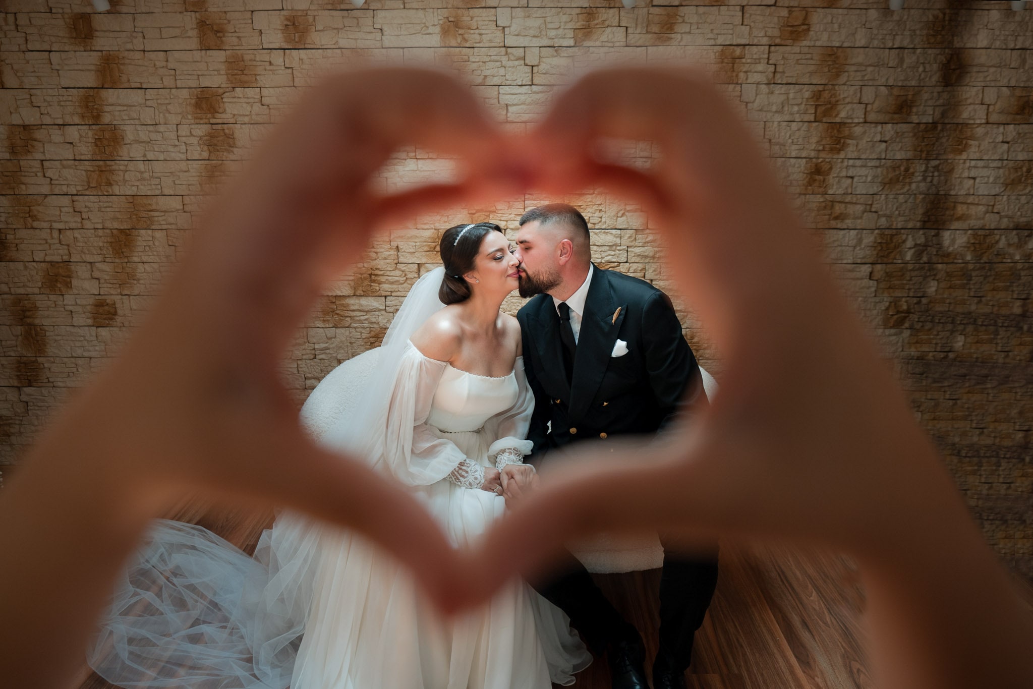 Fotograf de nuntă Monato Event București – Detalii elegante la pregătirile mirilor