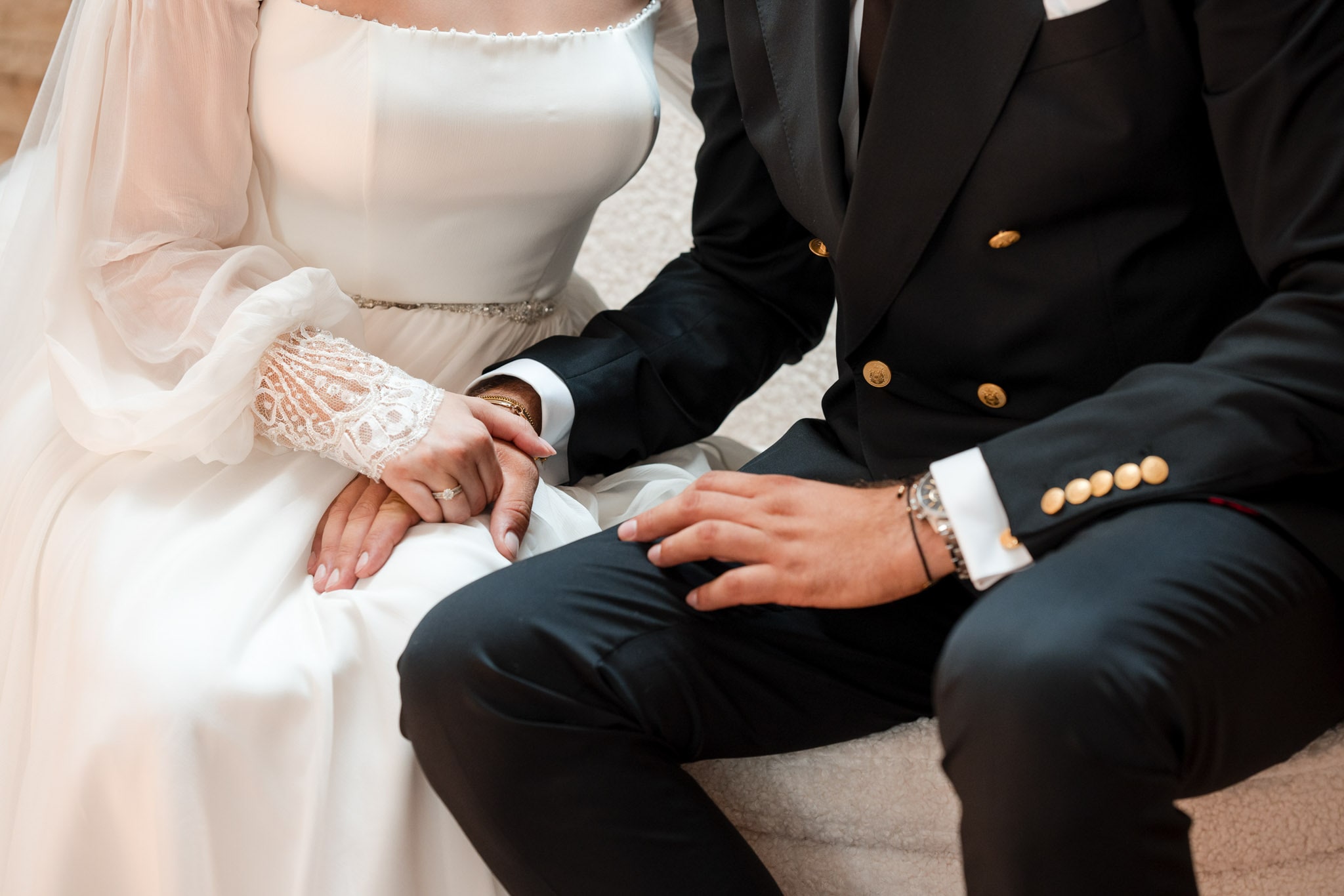 Fotograf de nuntă Monato Event București – Detalii elegante la pregătirile mirilor