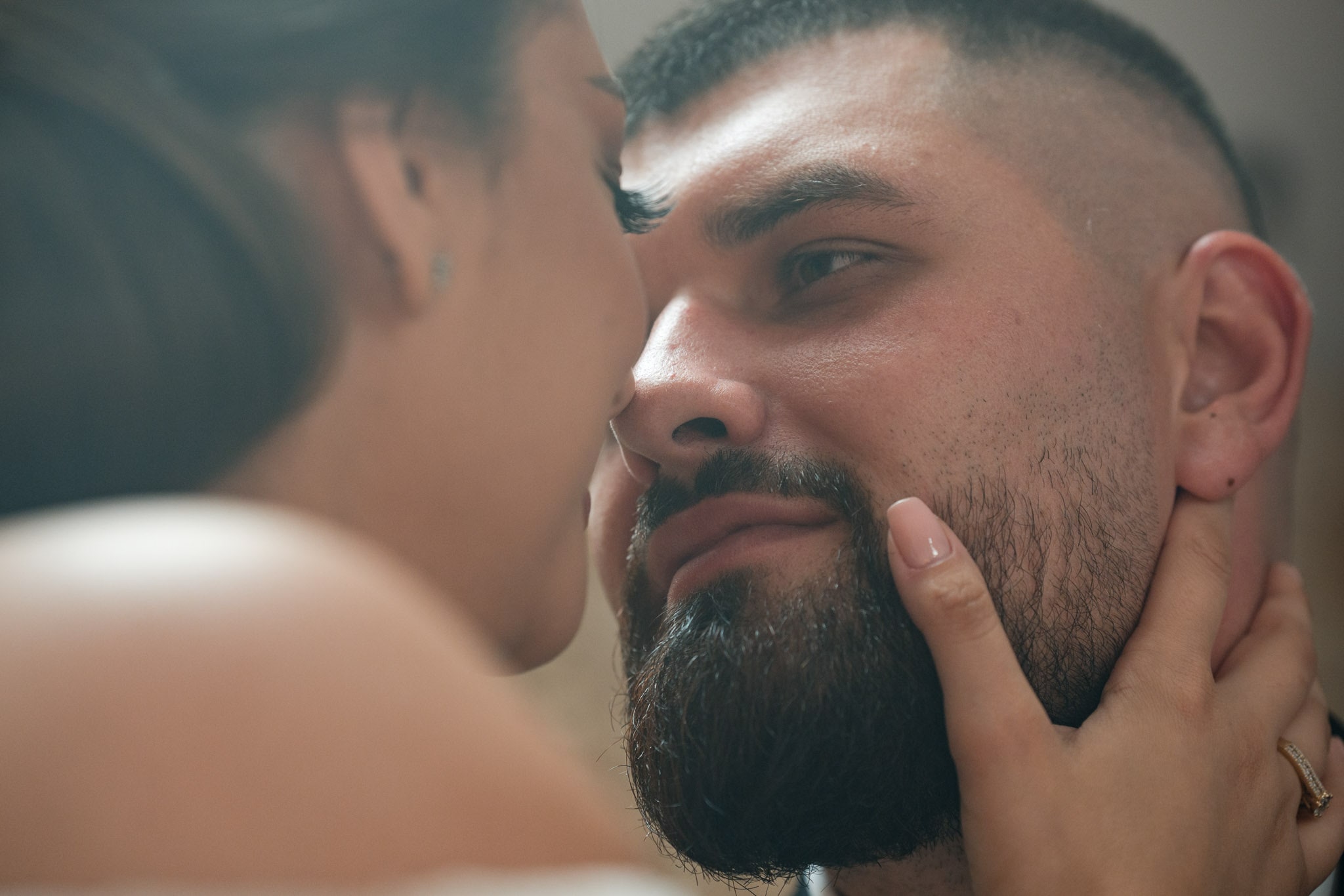 Fotograf de nuntă Monato Event București – Detalii elegante la pregătirile mirilor