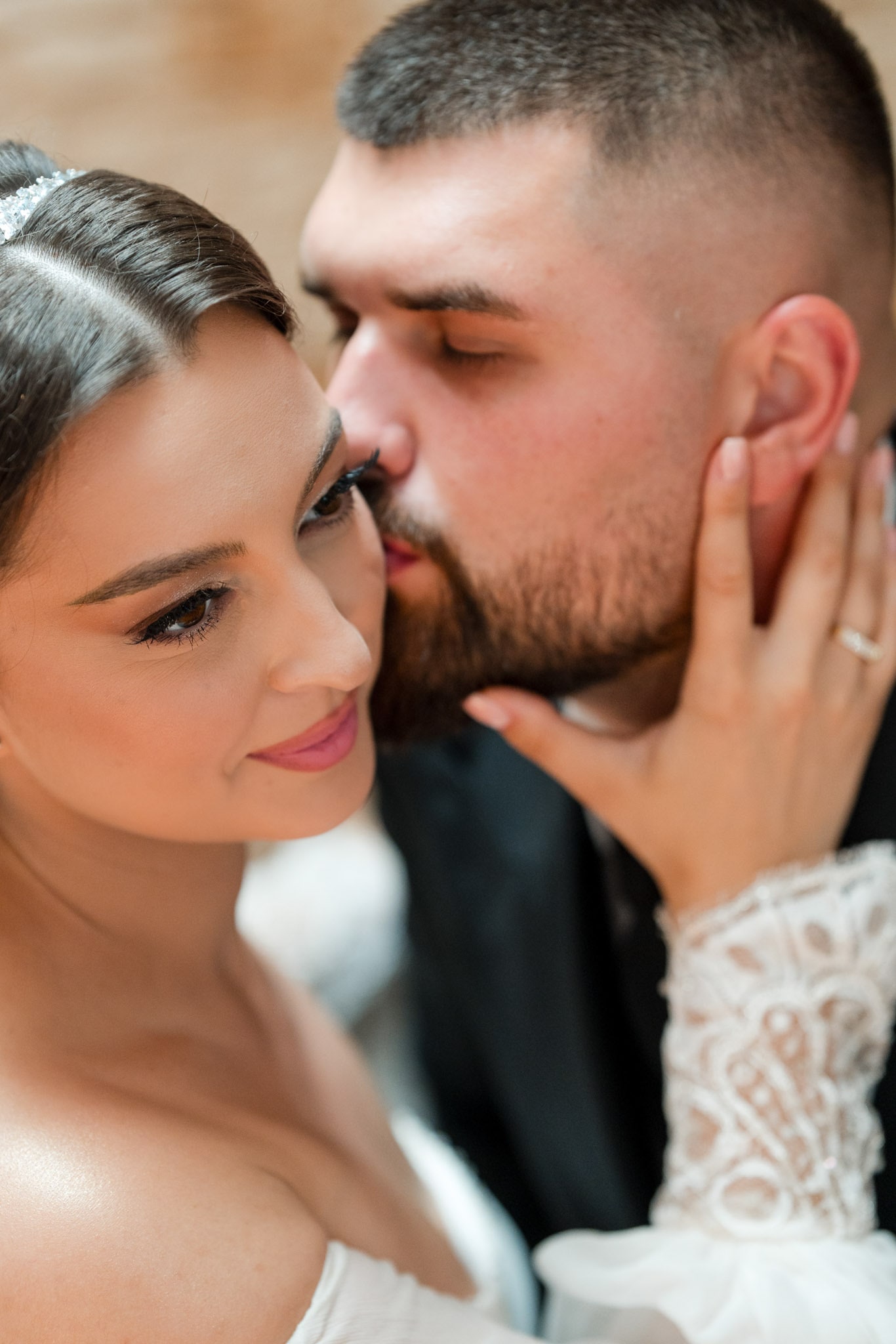 Fotograf de nuntă Monato Event București – Detalii elegante la pregătirile mirilor