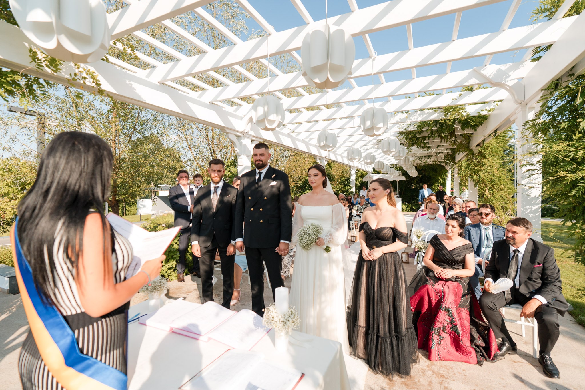 Ceremonie civilă în aer liber la Monato Event București – Miri și familie fericită