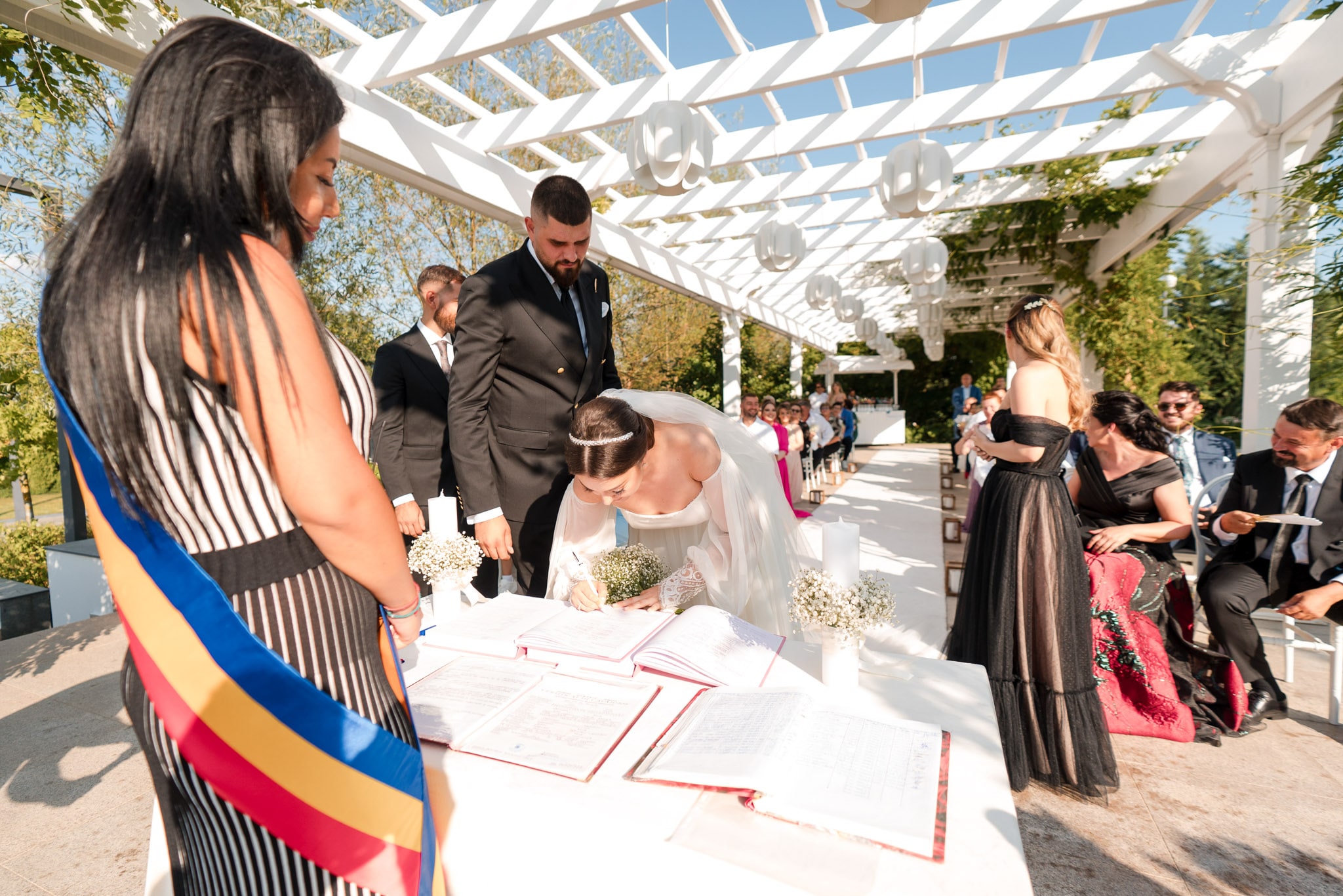 Ceremonie civilă în aer liber la Monato Event București – Miri și familie fericită