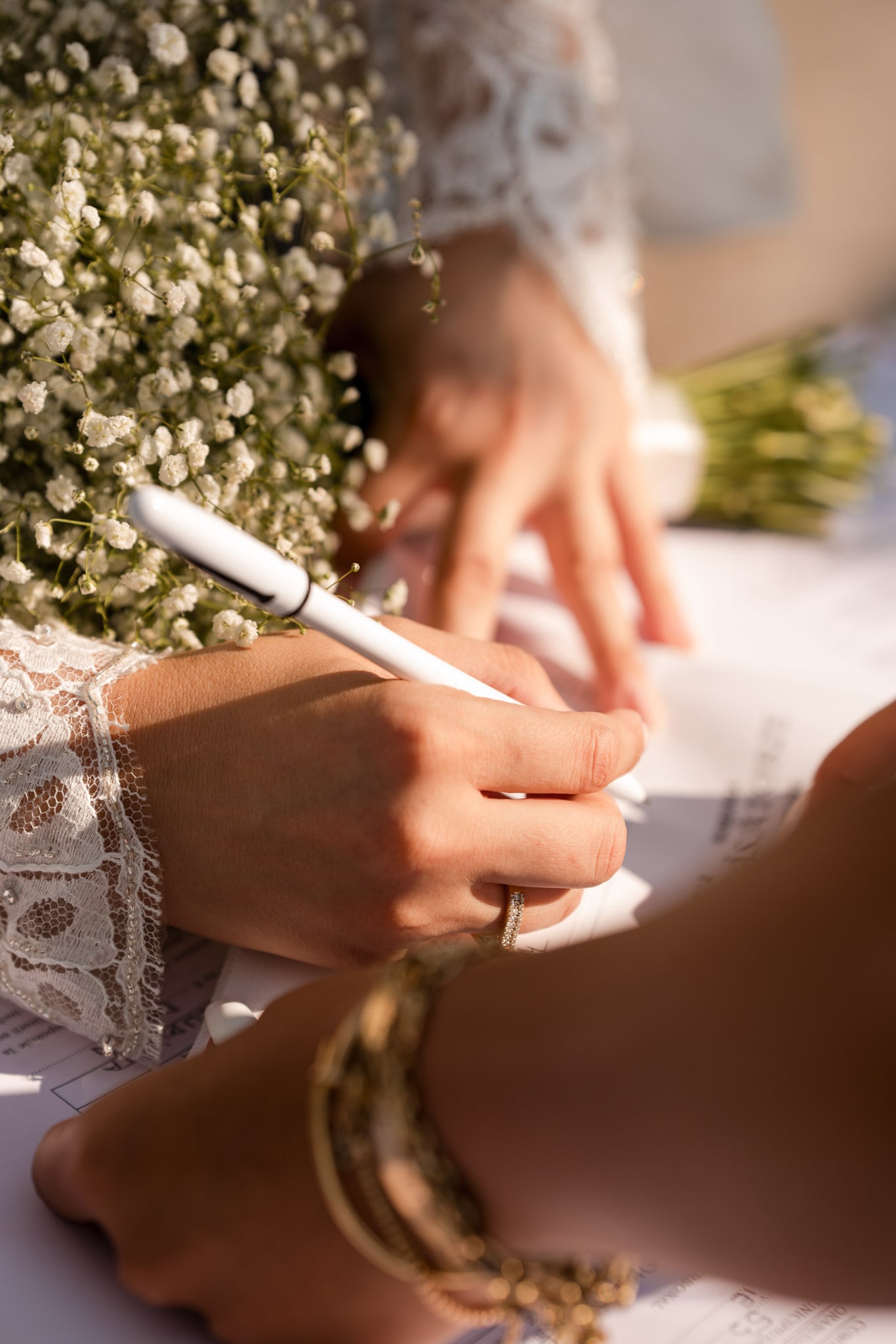 Ceremonie civilă în aer liber la Monato Event București – Miri și familie fericită