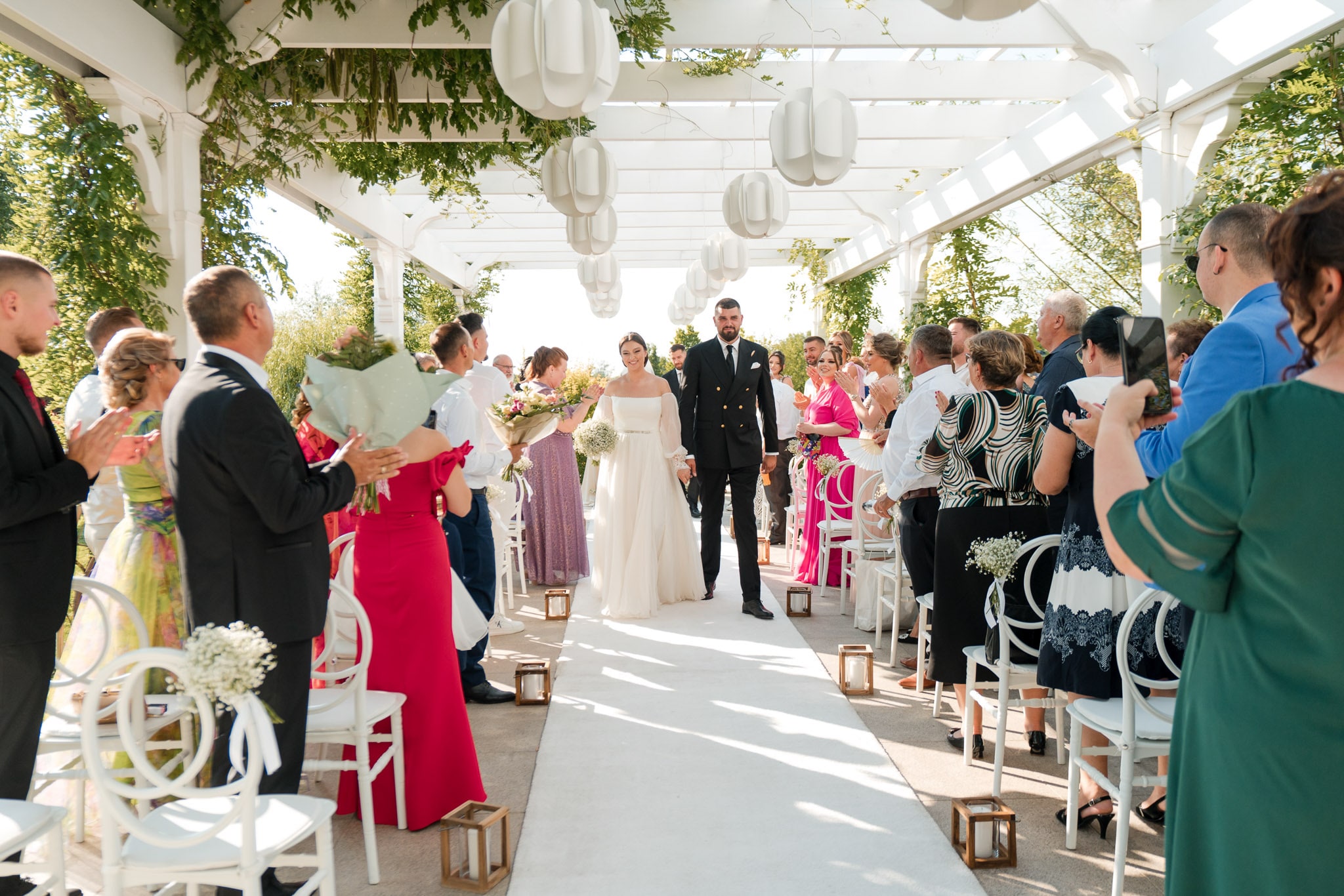 Ceremonie civilă în aer liber la Monato Event București – Miri și familie fericită